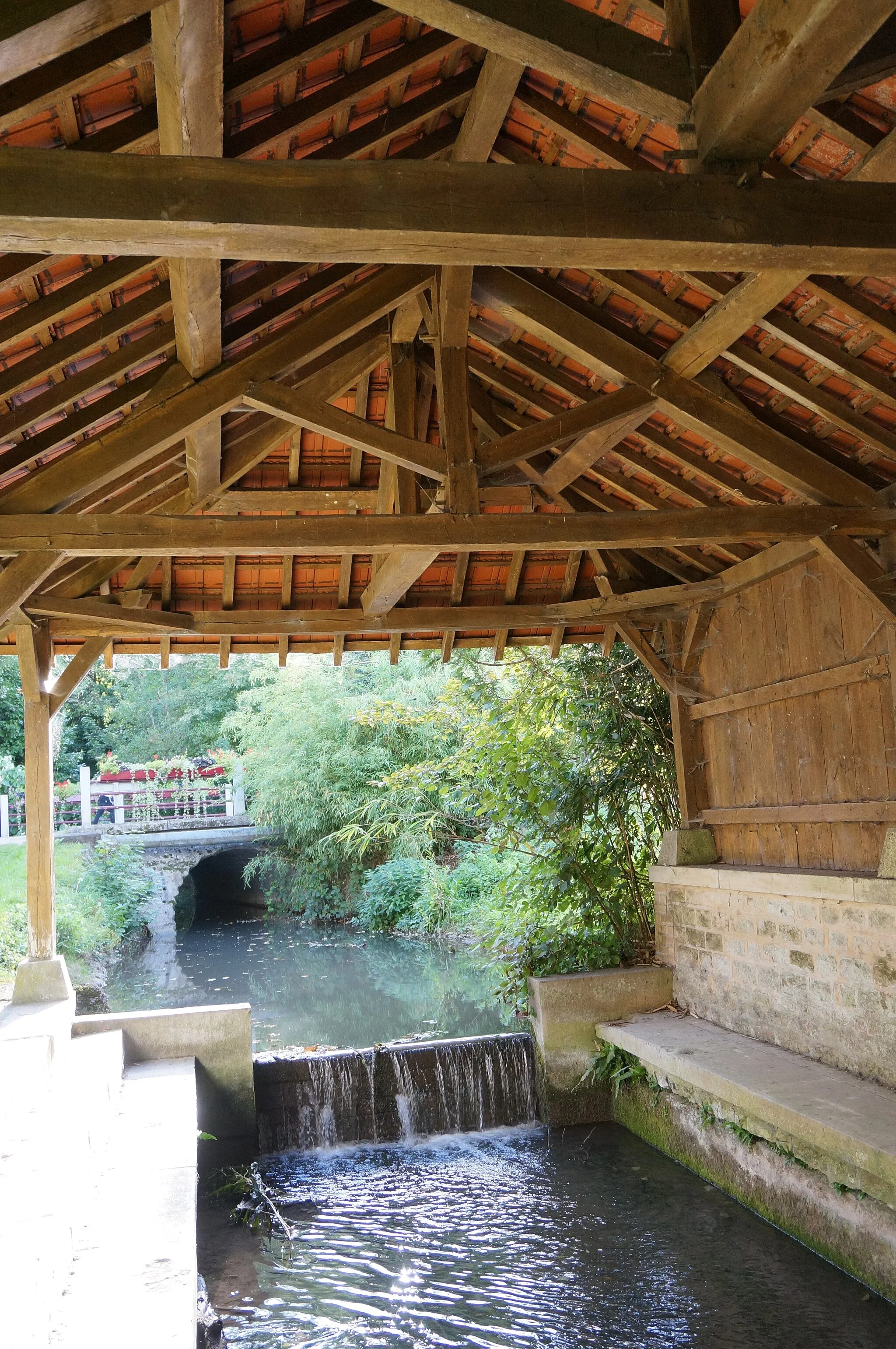 Photo showing: à Saint-Léger-près-Troyes, sur le ruisseau de l'Etang l'Abbé affluent de la Hurande, au bord de la D72 (qui passe sur le pont en arrière-plan).