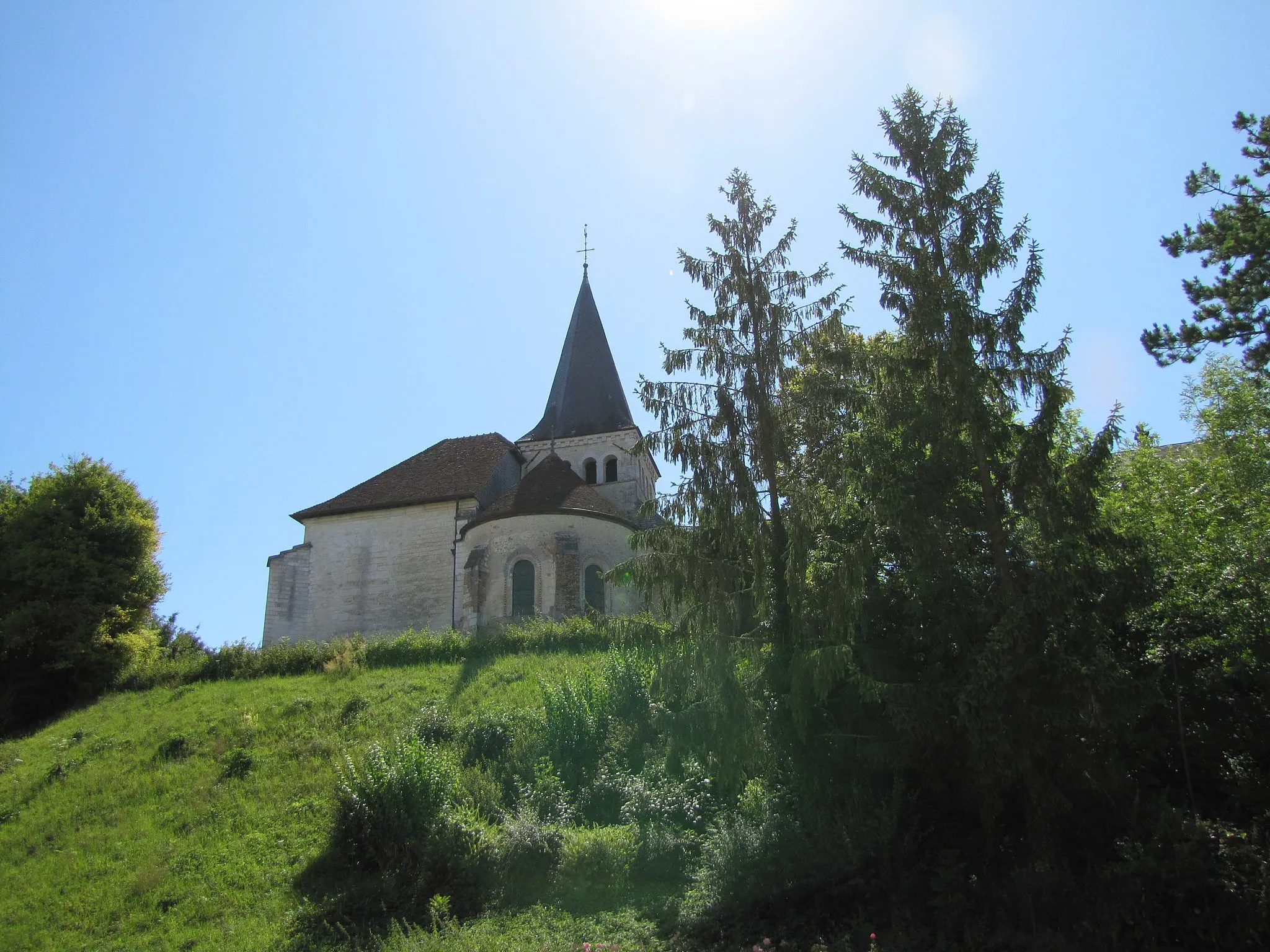 Photo showing: Les deux chevets de l'église d'Isle-Aumont au sommet de la butte.