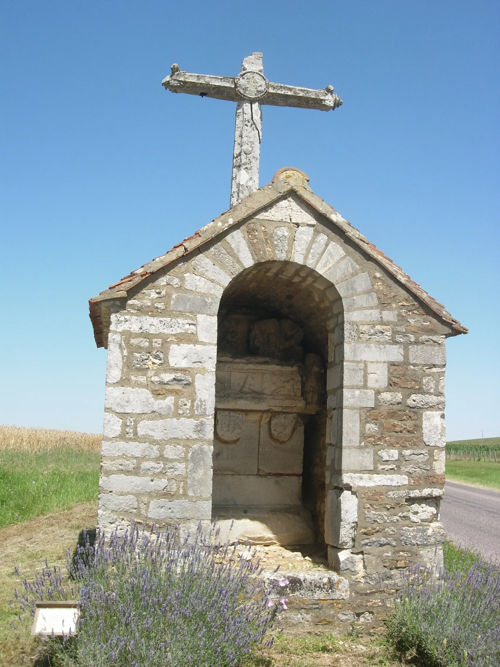 Photo showing: Croix avec mise au tombeau du Christ dite "Chapelle Saint Jacques" (1538) - Coussegrey (Aube) Renaissance Champenoise