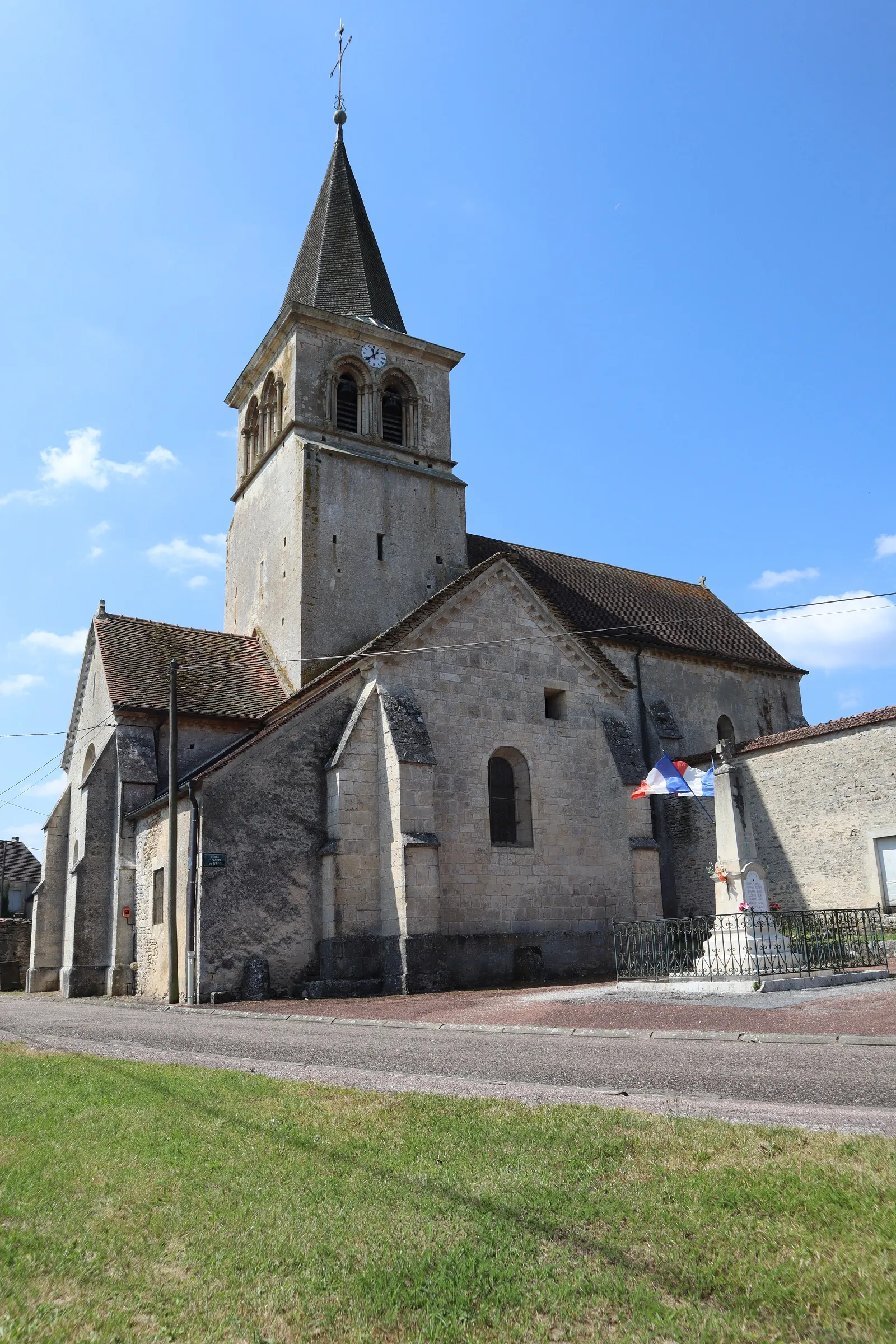 Photo showing: Église Saint-Pierre-ès-Liens d'Arbot (52). Extérieur. Flanc nord.