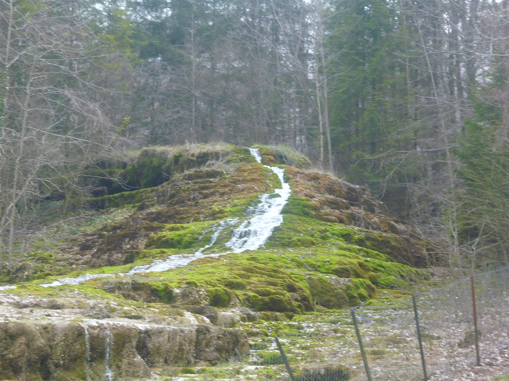 Photo showing: cascade pétrifiante d'étuf en haute-marne dans le village de Rouvres-sur-Aube.