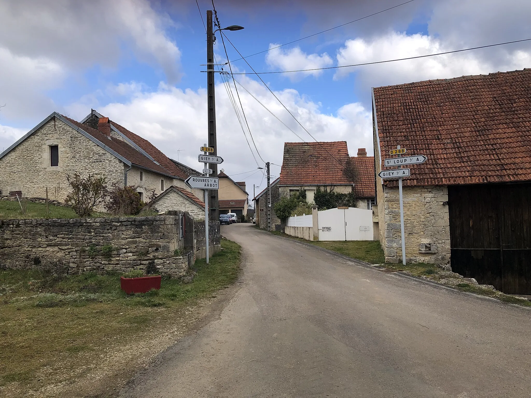 Photo showing: Main road of Eriseul, coming from D6