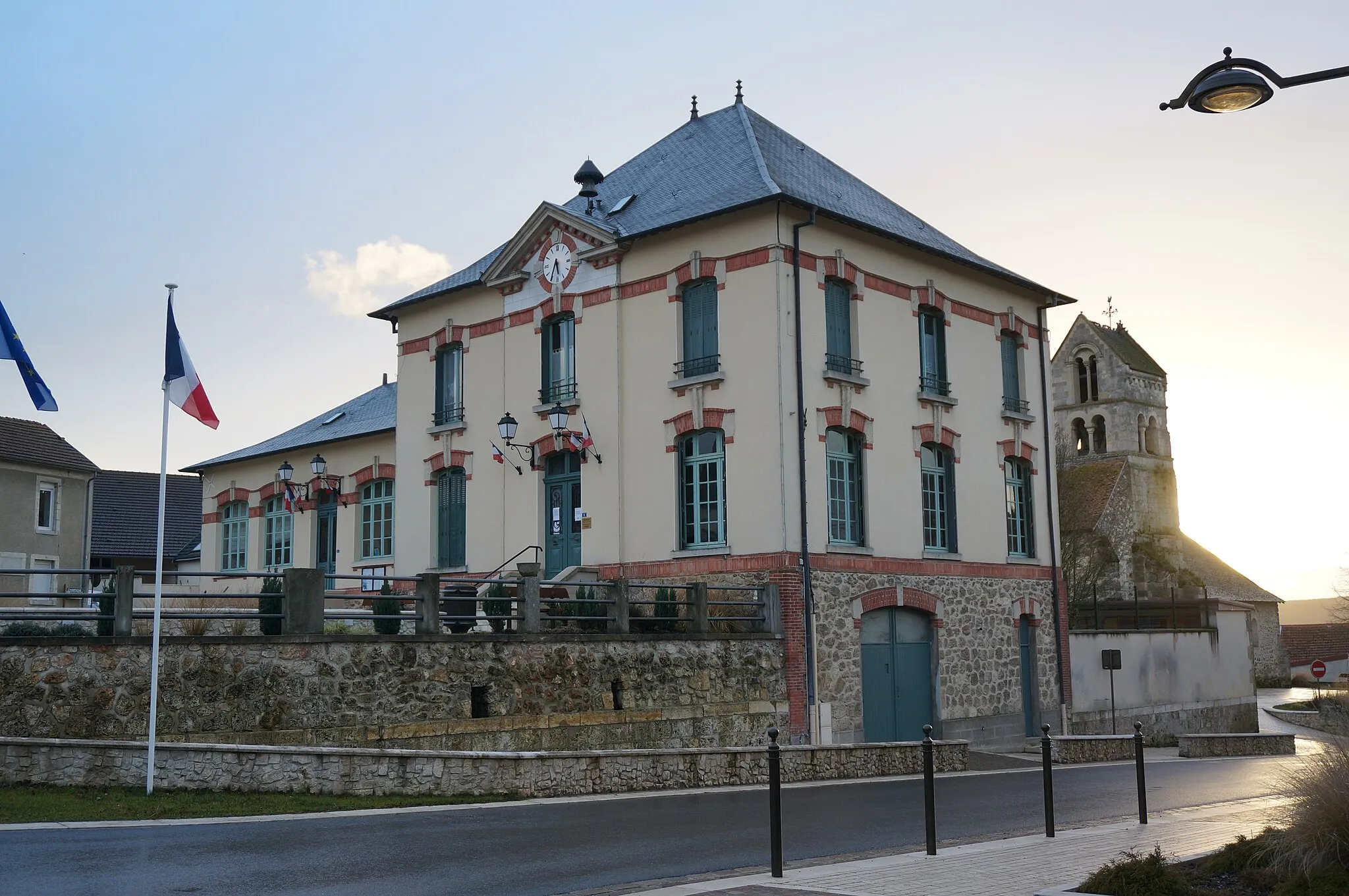 Photo showing: vue de la Mairie et de l'église.