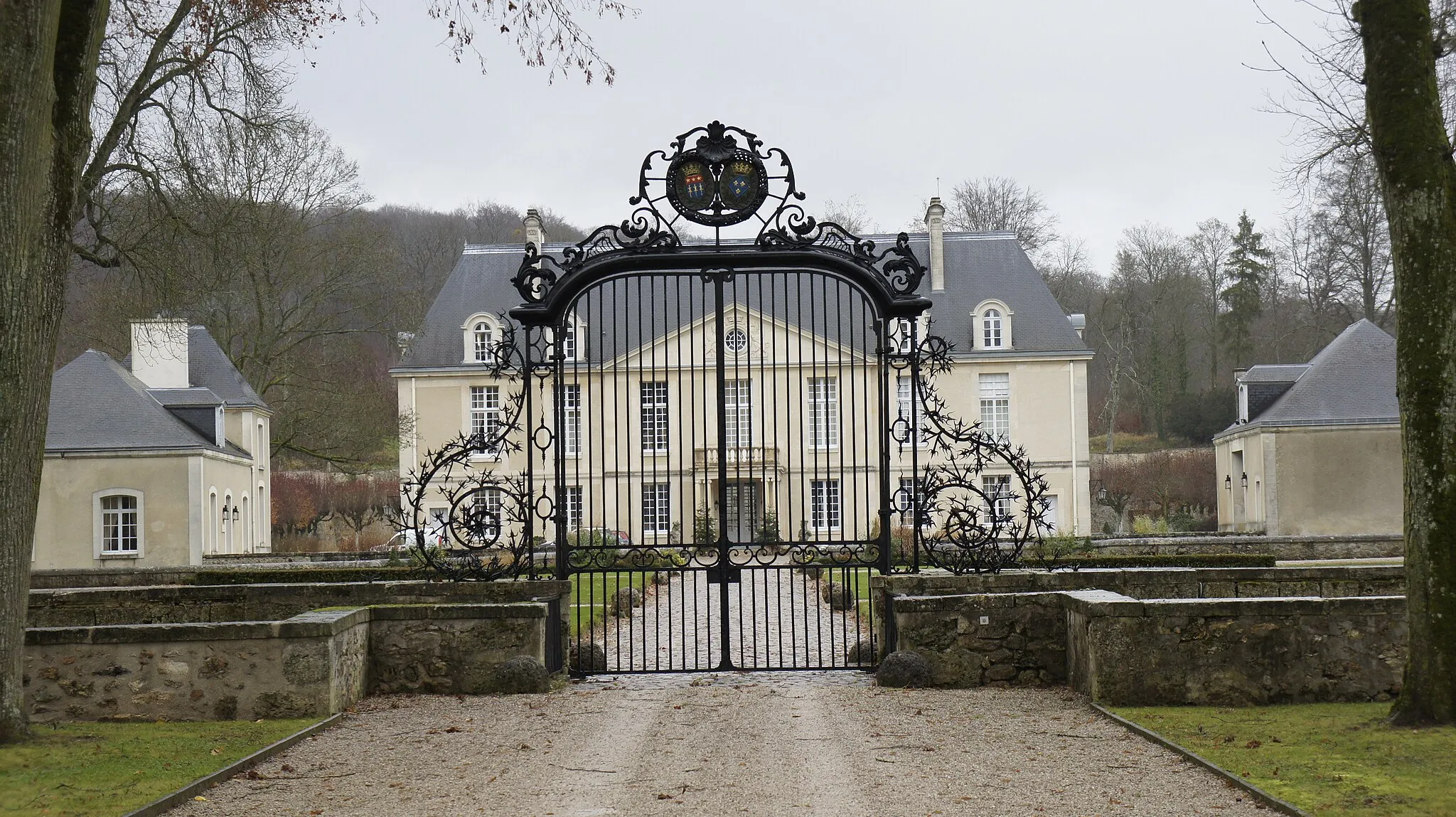 Photo showing: Entrée et allée du château de Louvois et armoiries.