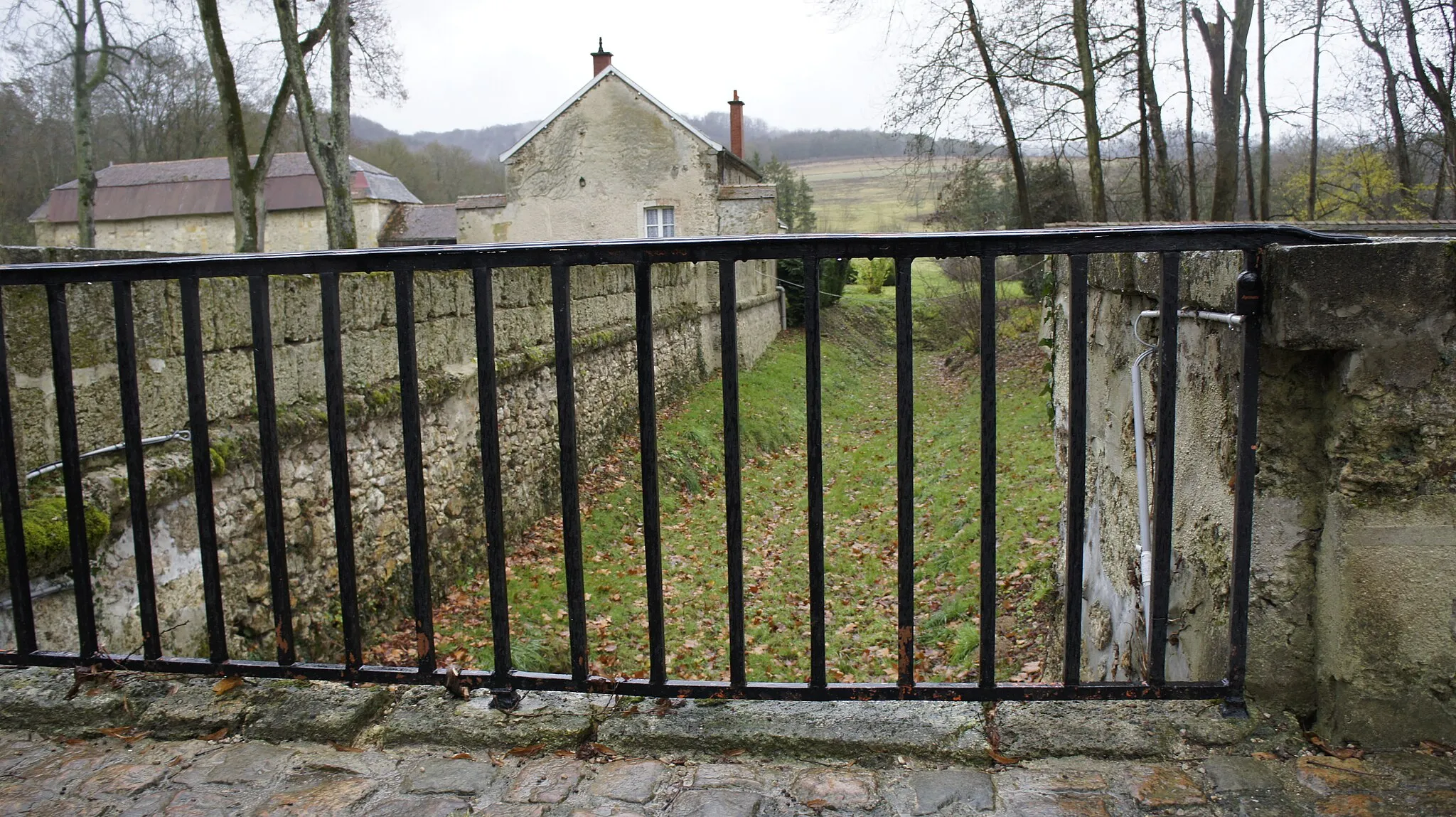 Photo showing: Vue sur l'orangerie et les fossés .