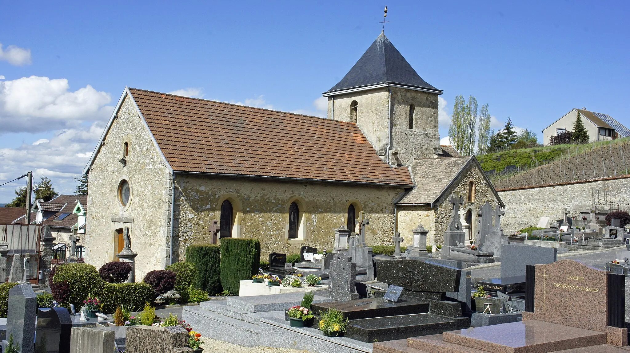 Photo showing: Église de Mailly Champagne entourée de son cimetière.