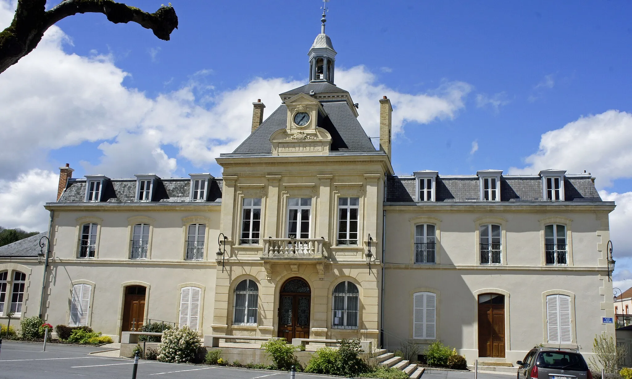 Photo showing: Une vue de l'hôtel de ville de Rilly la montagne et de la place de la république.