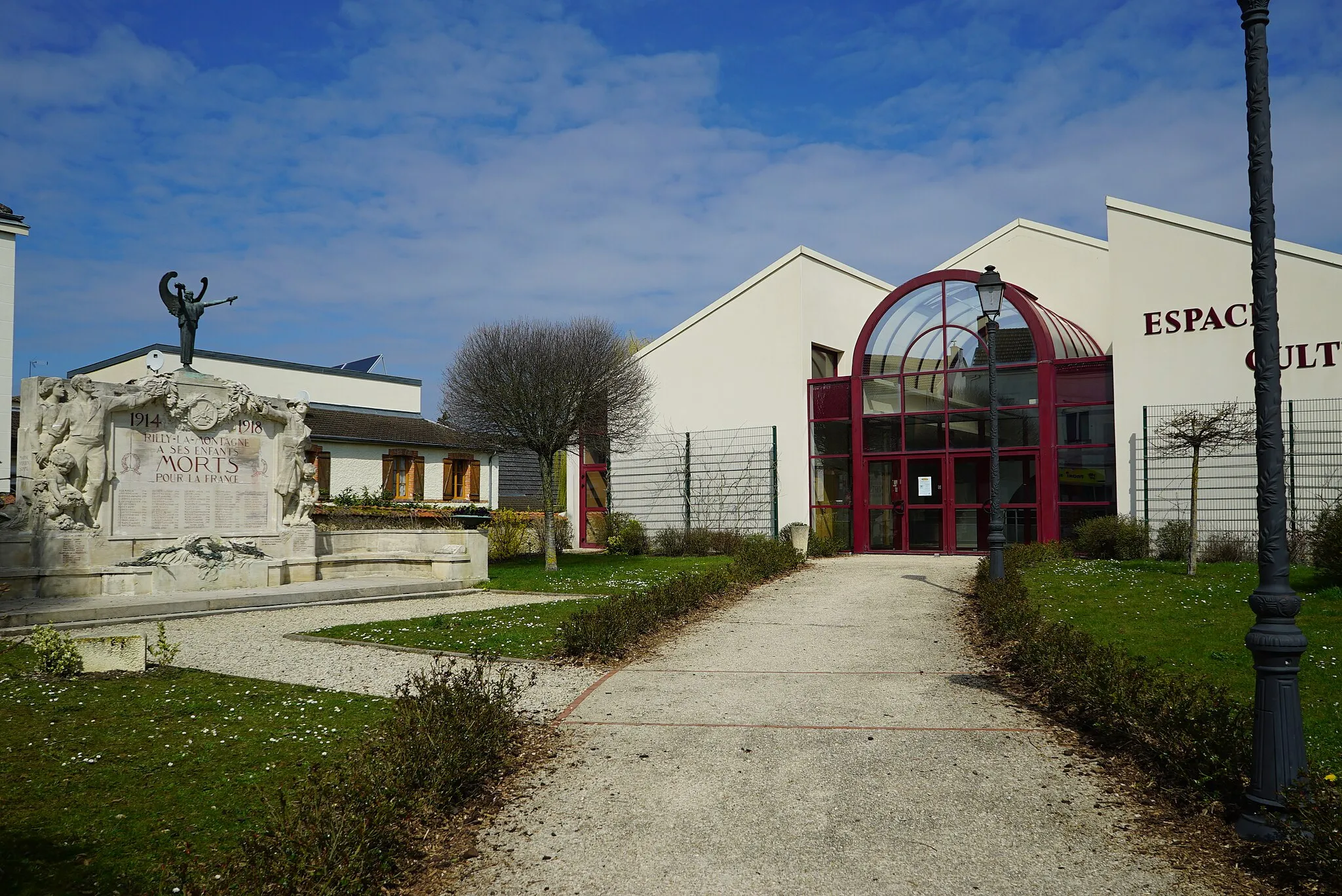 Photo showing: salle municipale et monument aux morts.