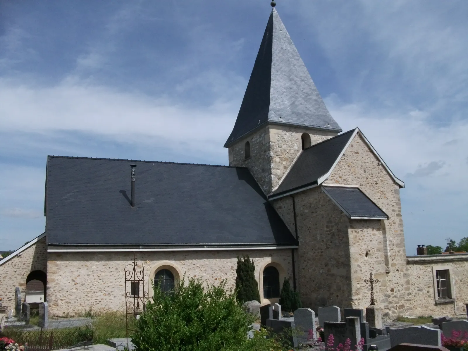 Photo showing: vue de l'église de Montbré depuis le cimetière.