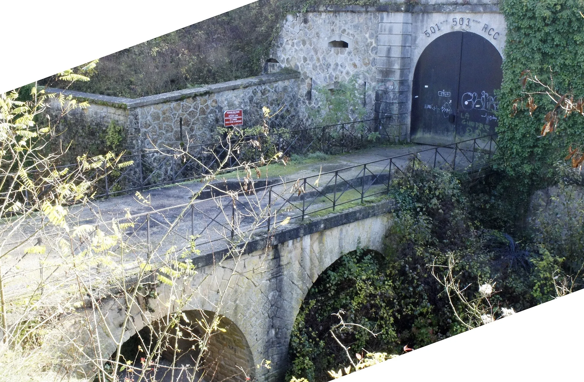 Photo showing: Entrée du fort de Montbré, inscription 501 - 503 RCC (503eme Régiment de Chars de Combast.