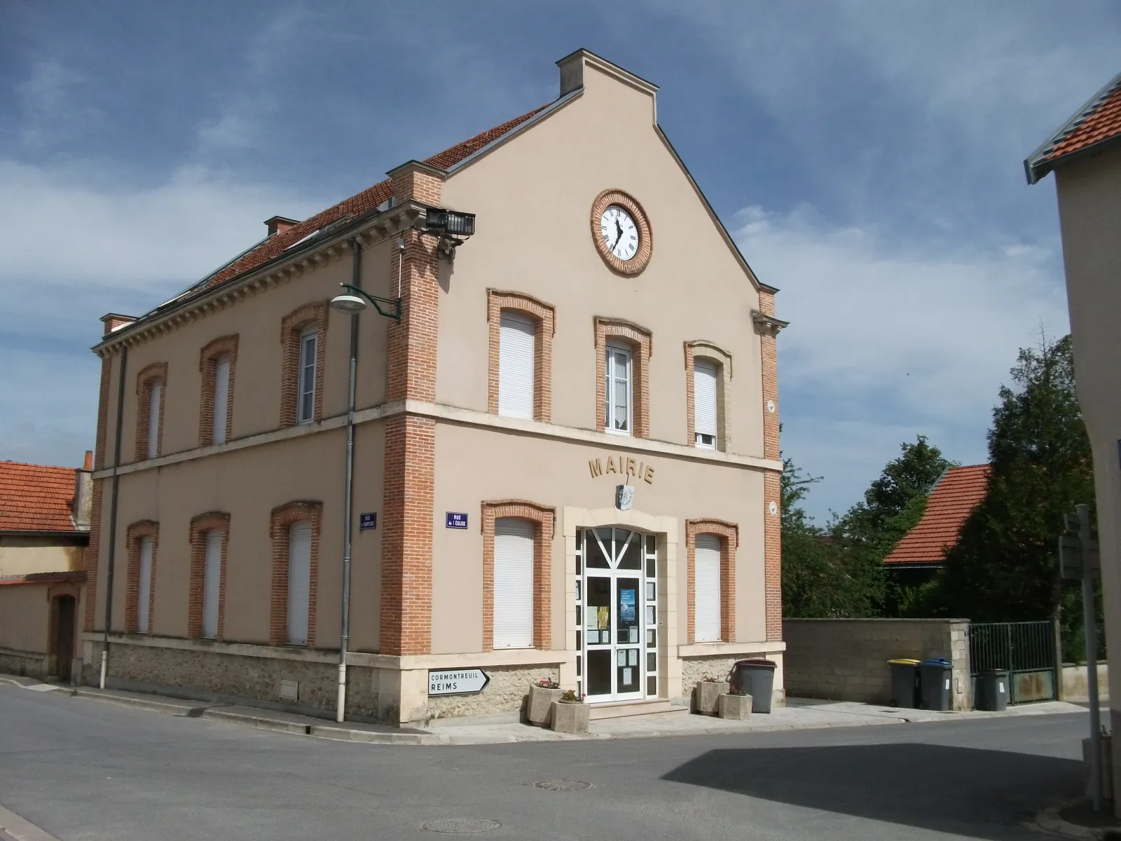 Photo showing: vue de la mairie de Montbré.