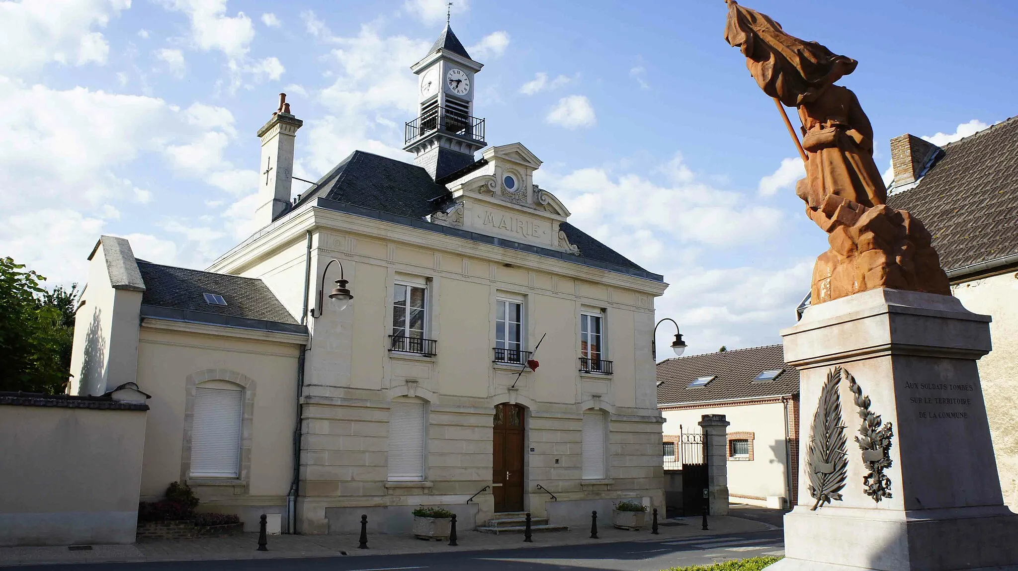 Photo showing: Mairie et monument aux morts d'Écueil