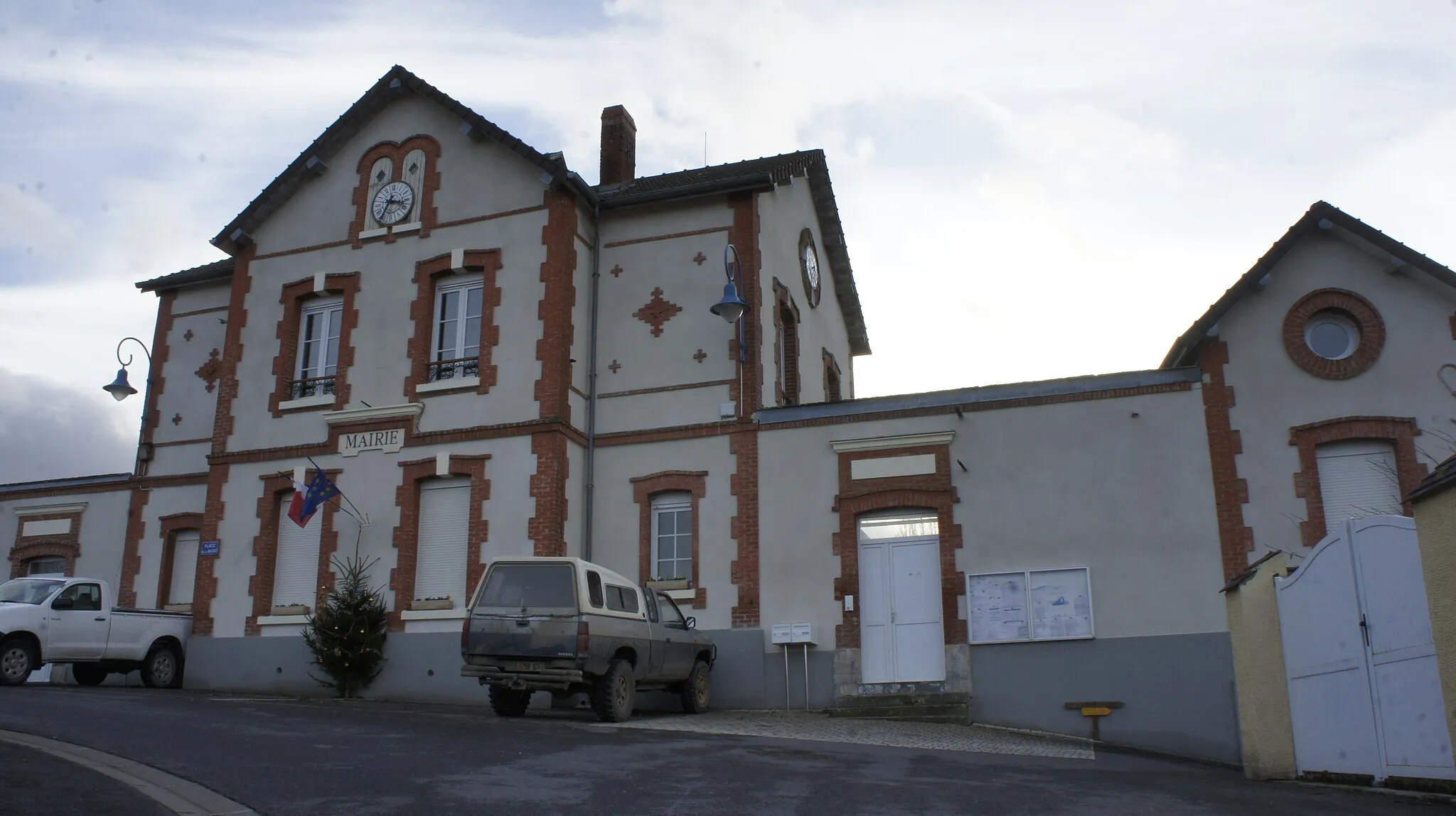 Photo showing: Vue sur la mairie de Nanteuil .