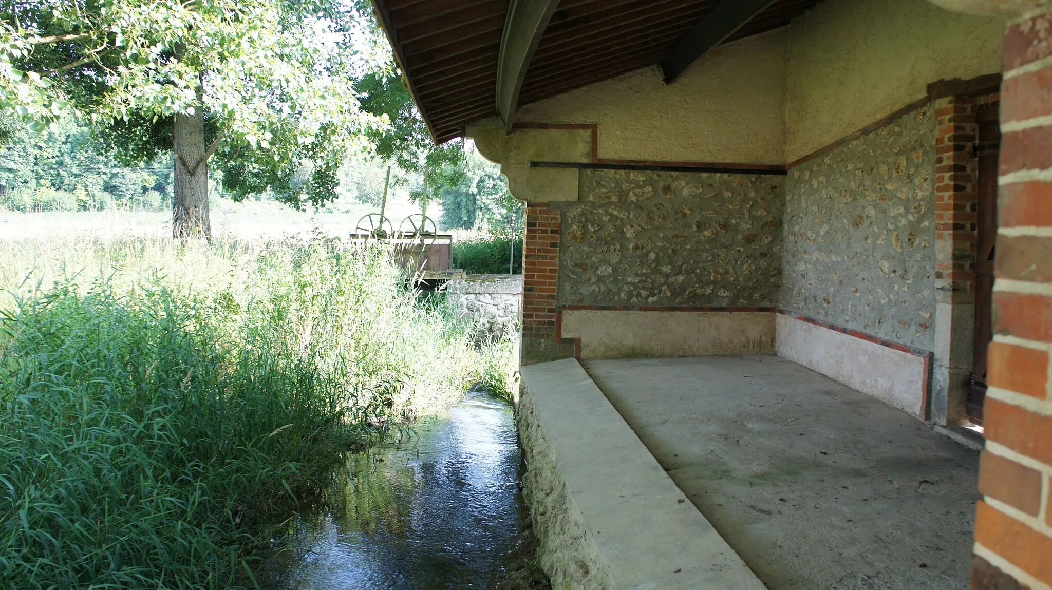 Photo showing: A Mutry  et sa retenue d'eau, sa vanne .