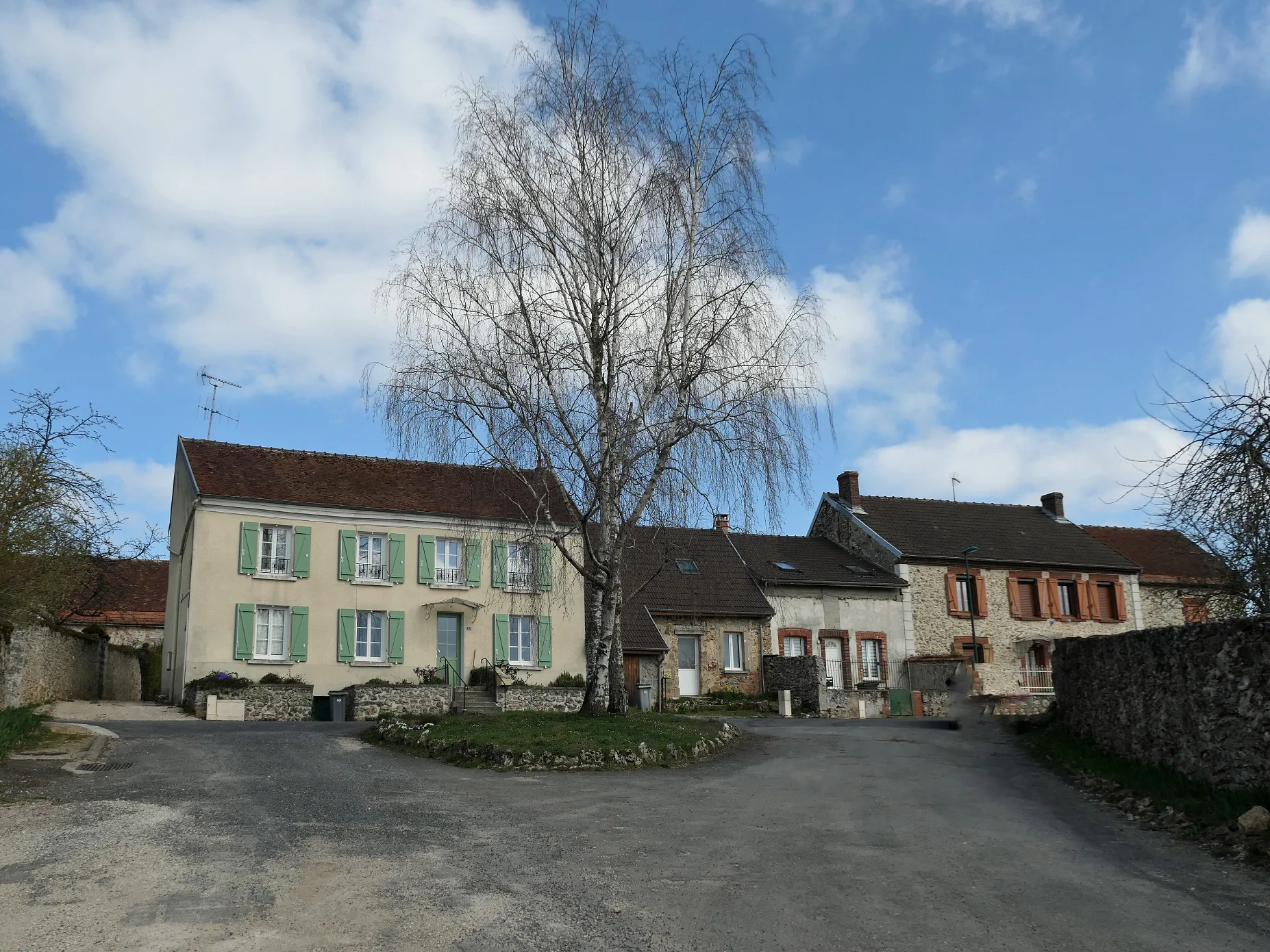 Photo showing: sur une petite place en haut du village plusieurs maisons accolées de tailles différentes