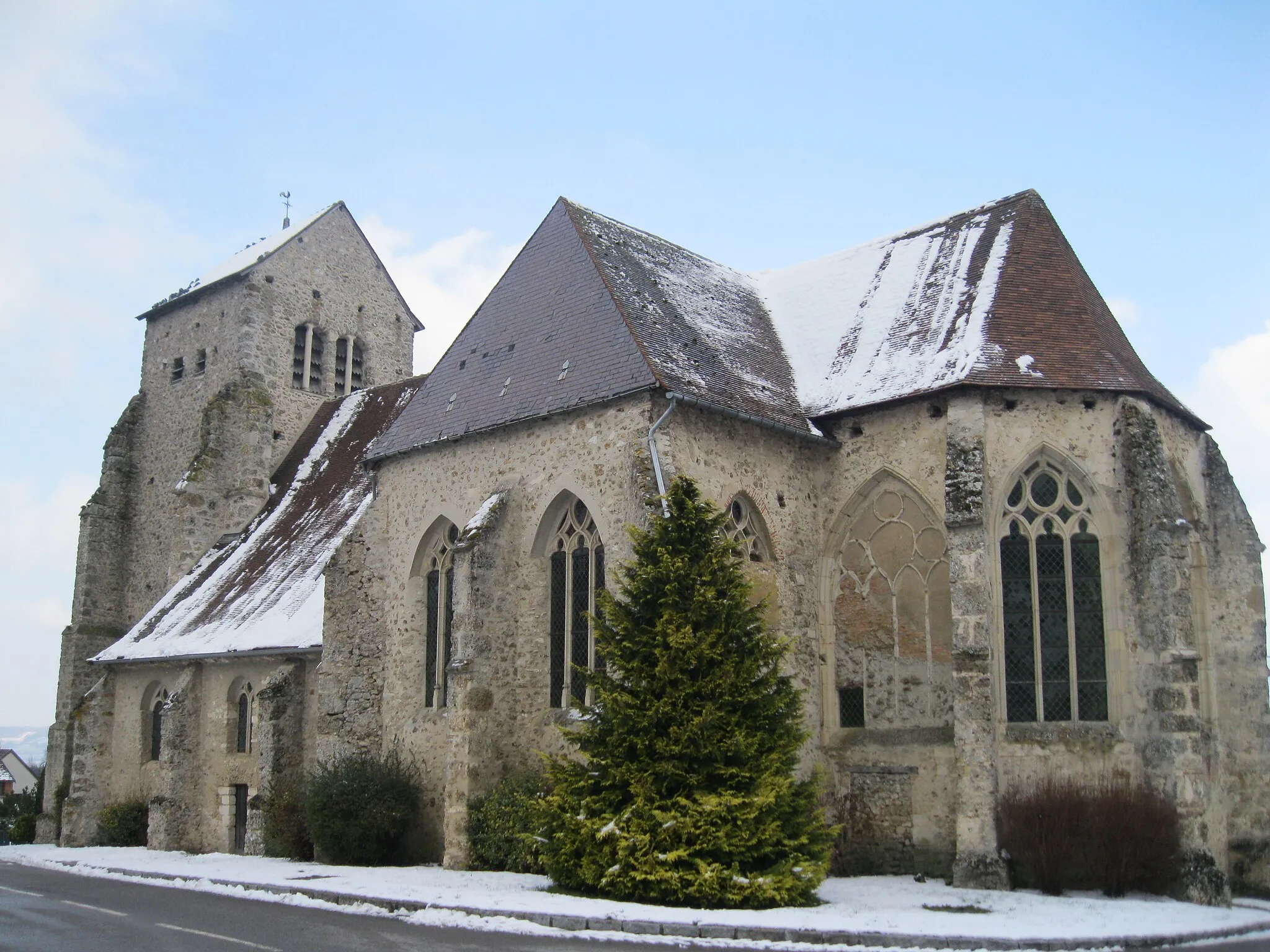 Photo showing: L'église Saint-Léger de Vauciennes, vue du sud-est.