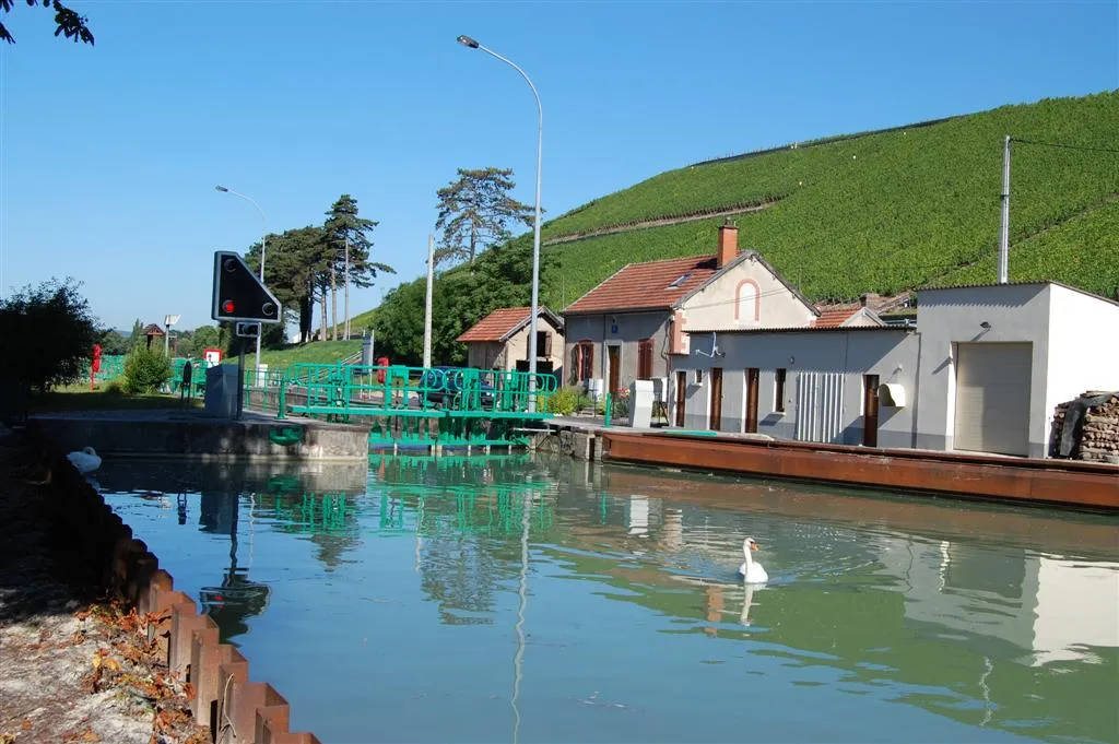 Photo showing: The lock at Mareuil-sur-Ay in the canal latéral à la Marne. On the right bank of the canal, the Clos des Goisses vineyard is visible.
