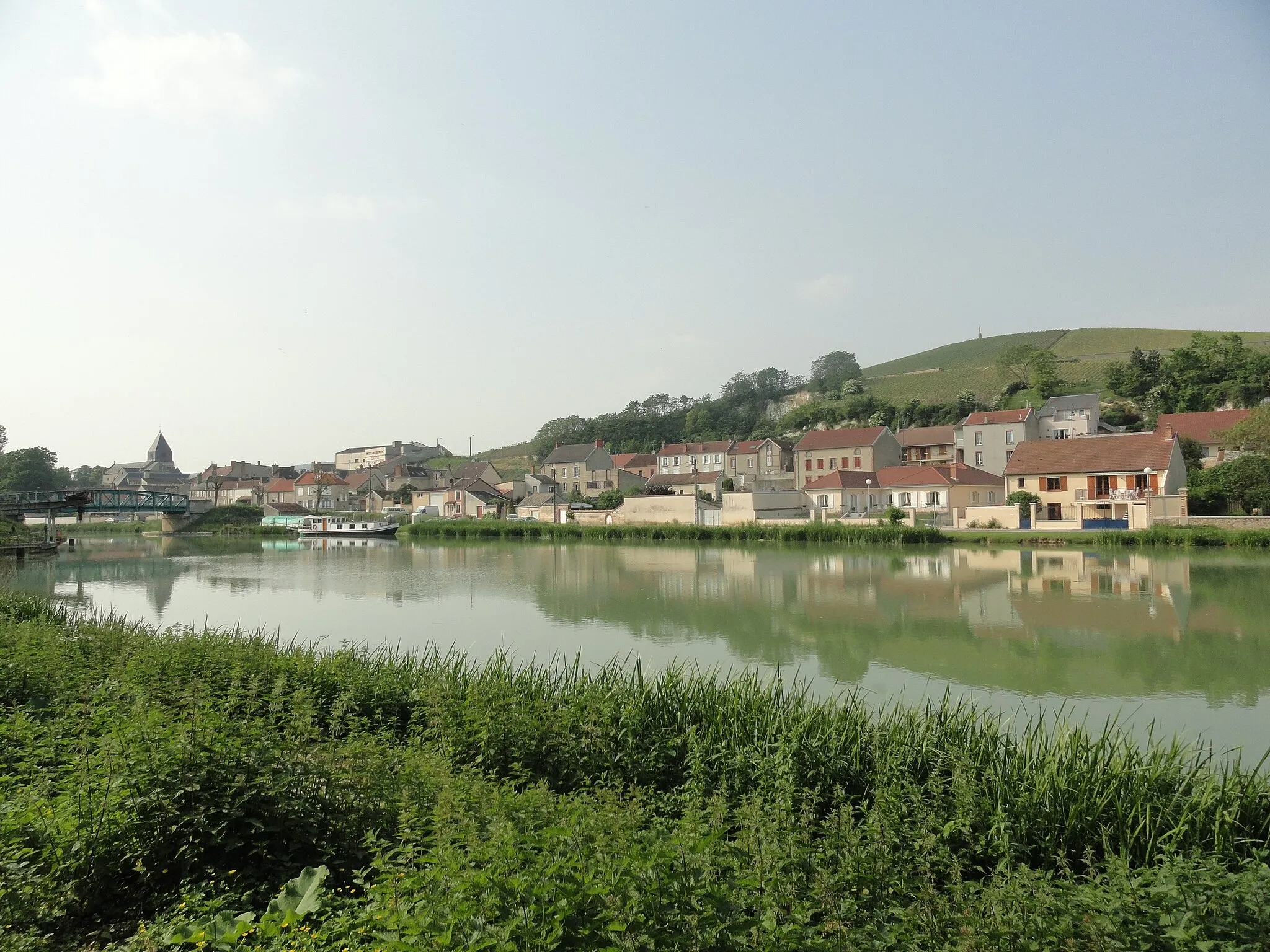 Photo showing: Vue depuis les bords du canal latéral à la Marne de Mareuil-sur-Ay, son église et de Notre-Dame-du-Gruguet