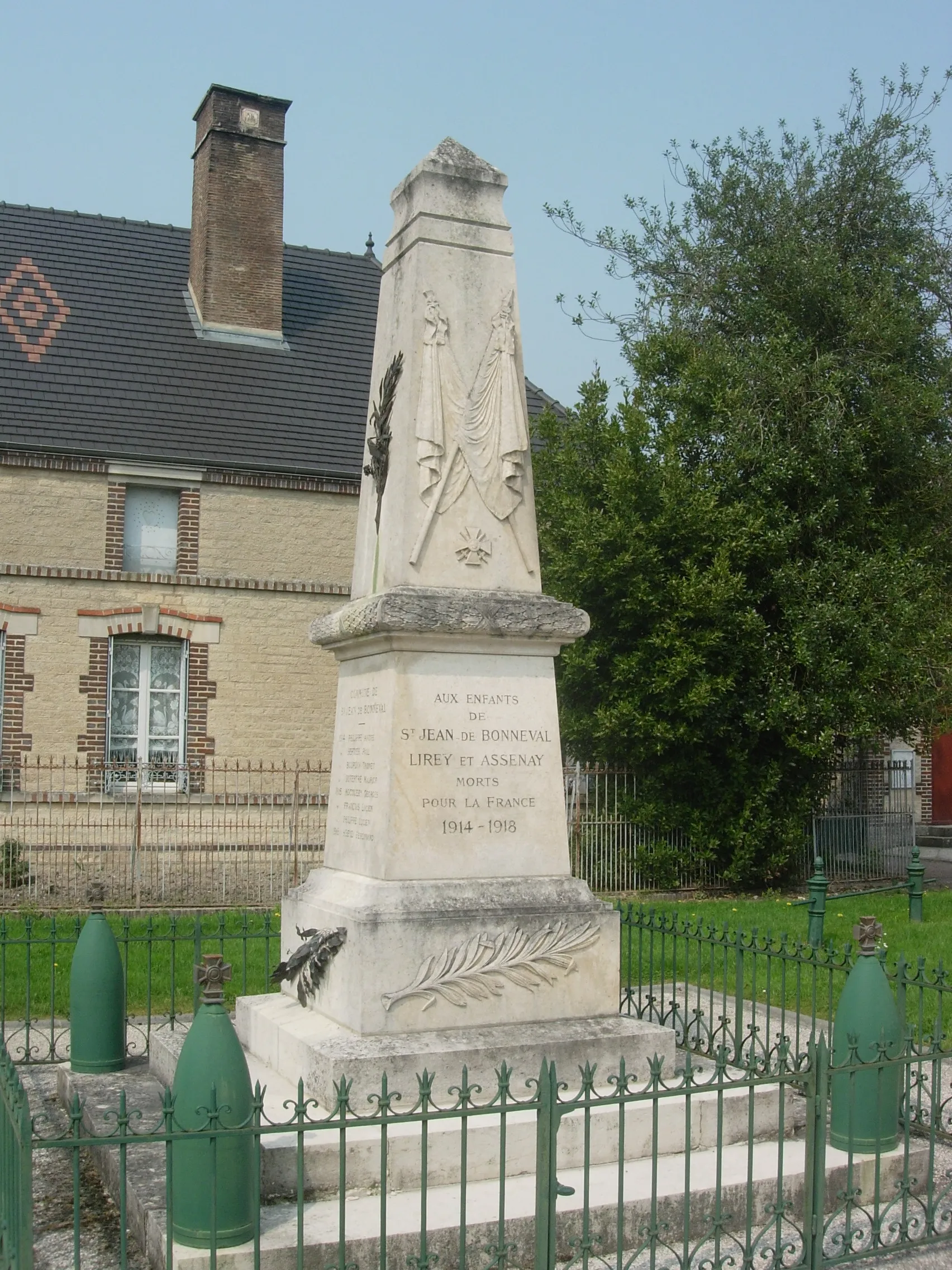 Photo showing: Saint-Jean-de-Bonneval monument aux morts