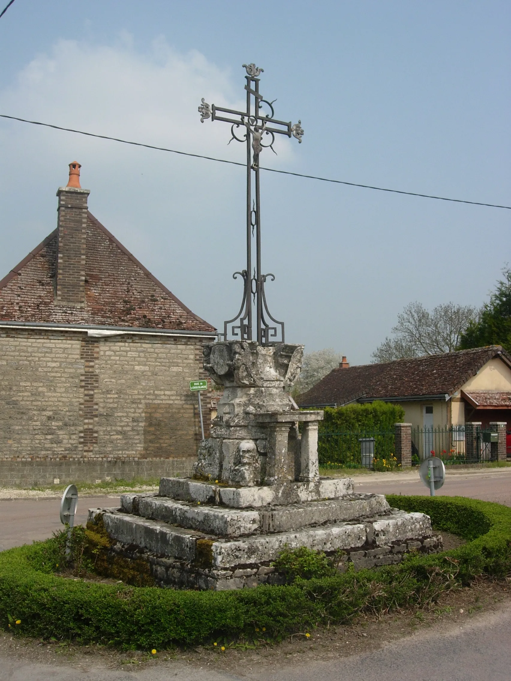 Photo showing: croix de Saint-Jean-de-Bonneval (Aube) -XVIIe siècle