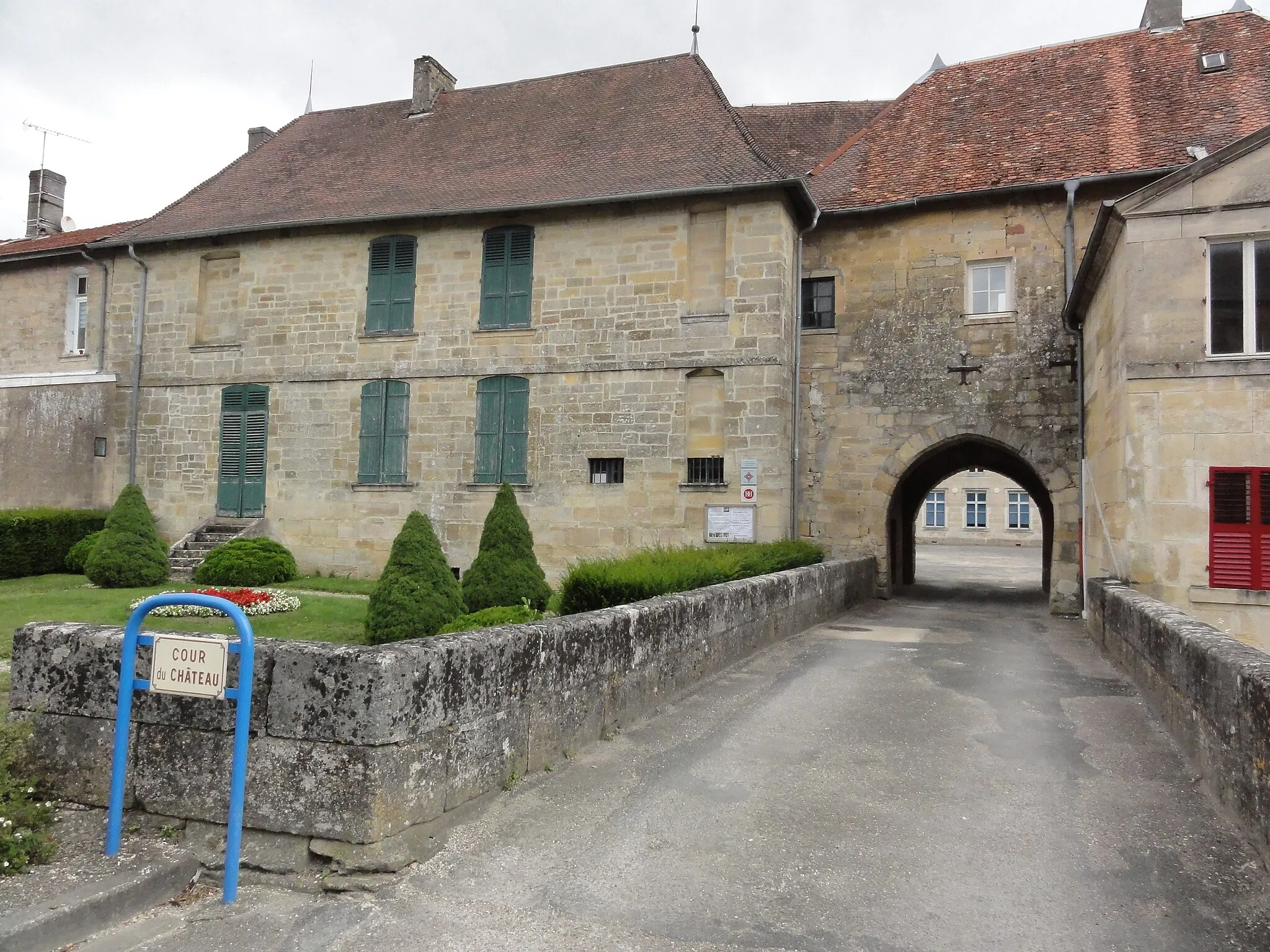 Photo showing: This building is indexed in the base Mérimée, a database of architectural heritage maintained by the French Ministry of Culture, under the reference PA00106712 .