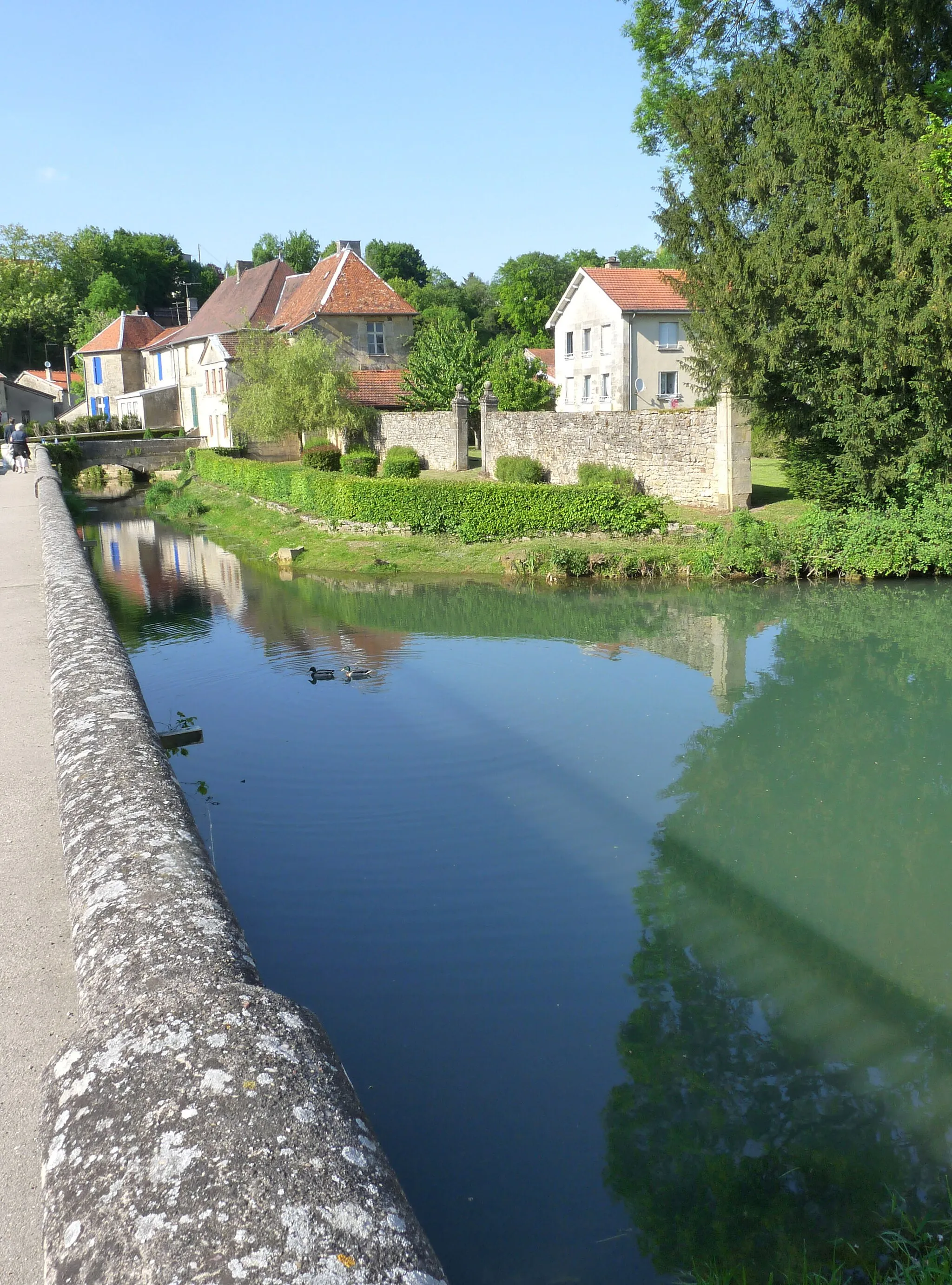 Photo showing: Vue sur le parc, le mur et le château depuis le pont sur La Saulx à Lisle-en-Rigault (Meuse).