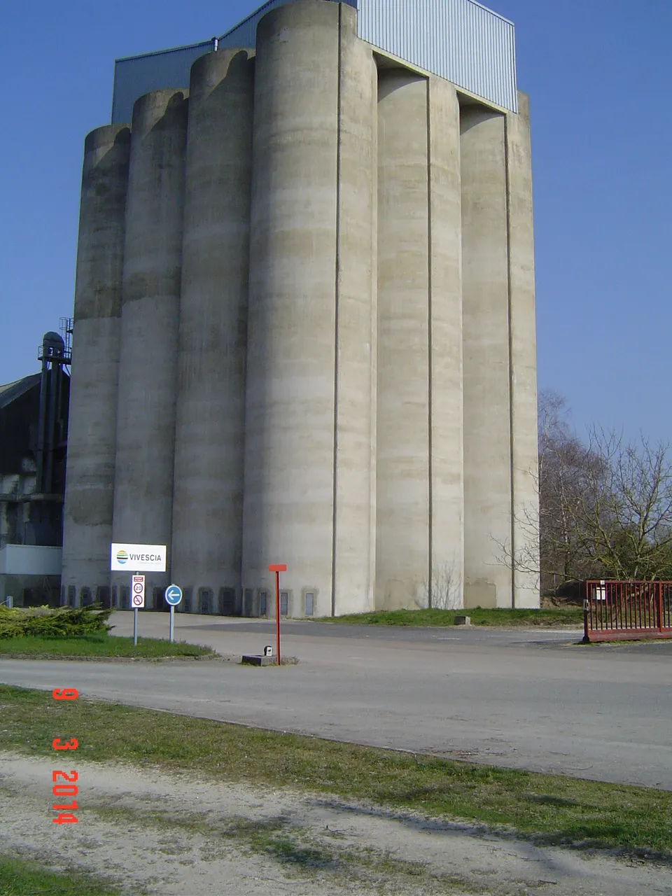 Photo showing: Roncenay - Les silos