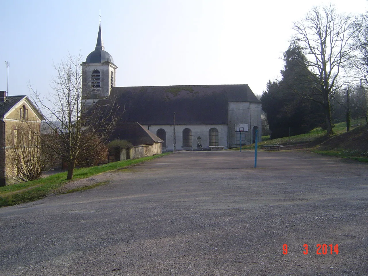 Photo showing: Maraye-en-Othe - L'église au fond du terrain de basket