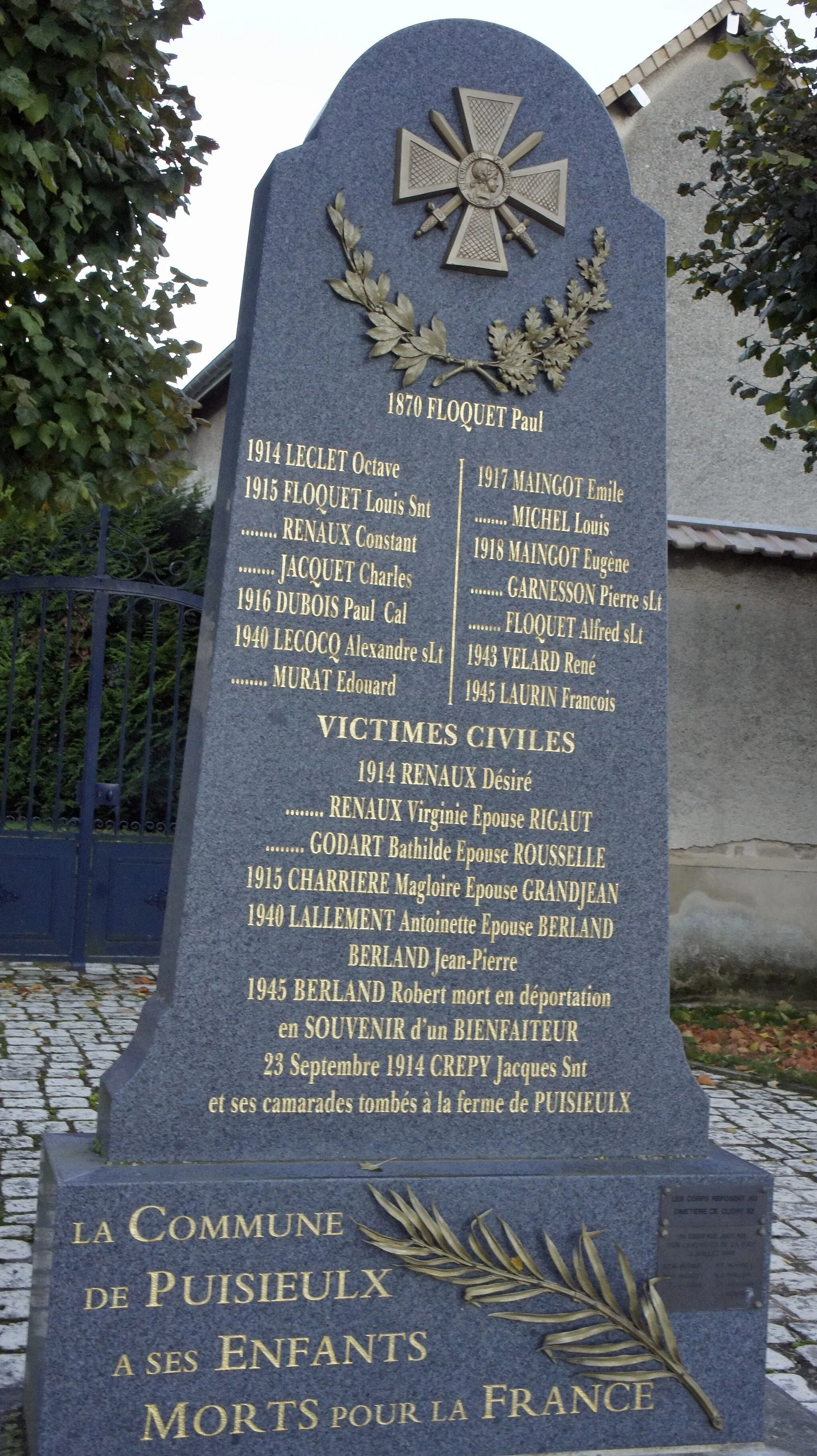 Photo showing: monument à coté de l'église du village.