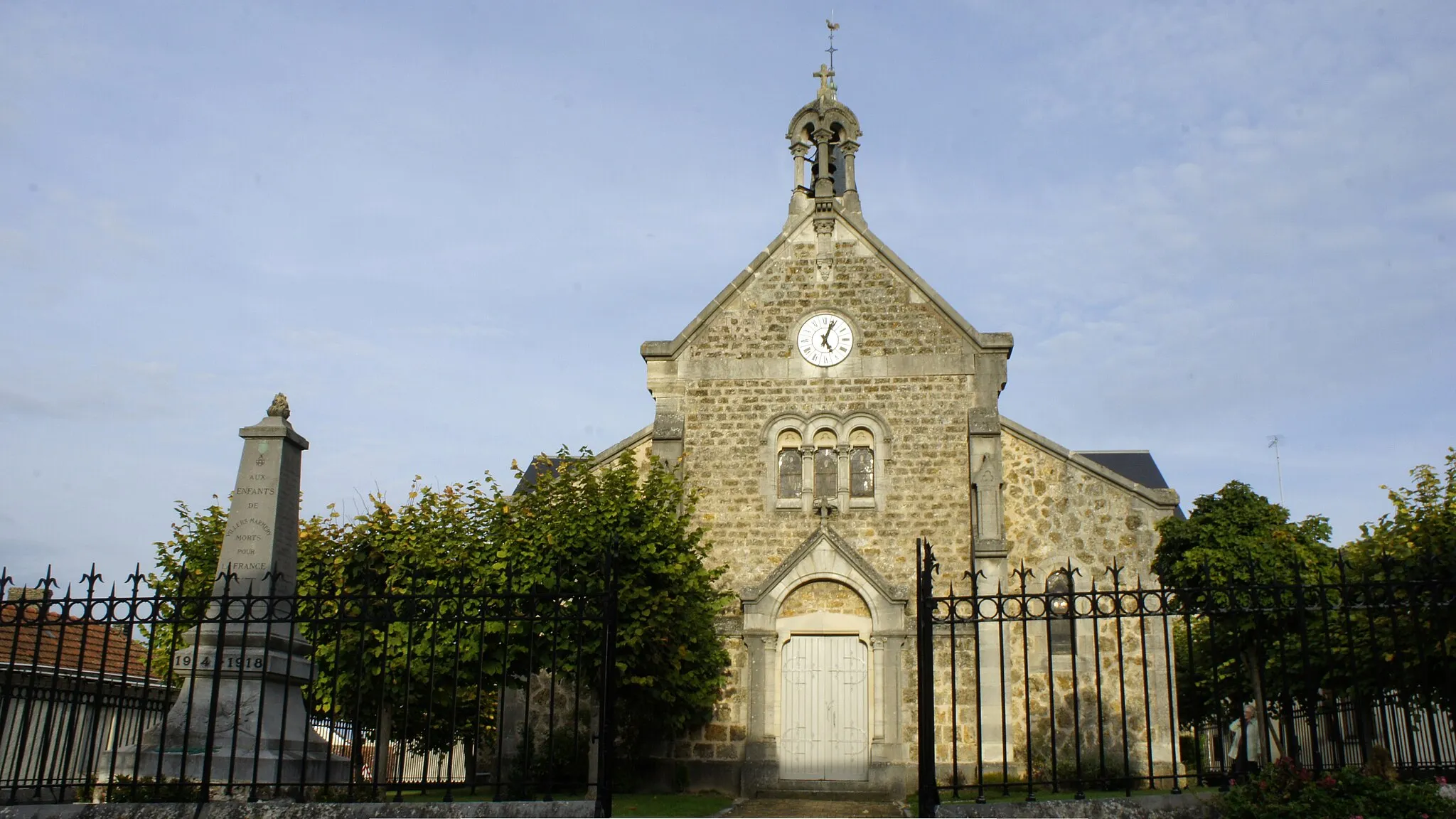 Photo showing: Le monument aux morts et l'Église, Villers Marmery.