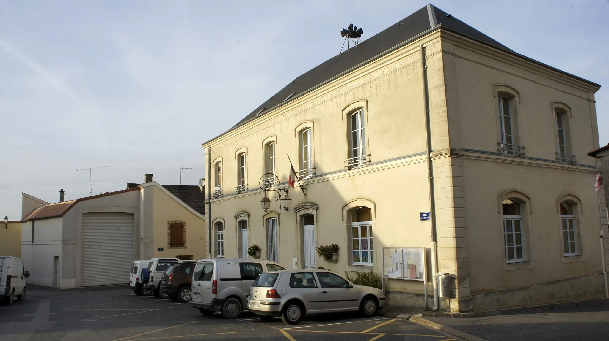 Photo showing: Vue de la place et de la Mairie de Villers Marmery.