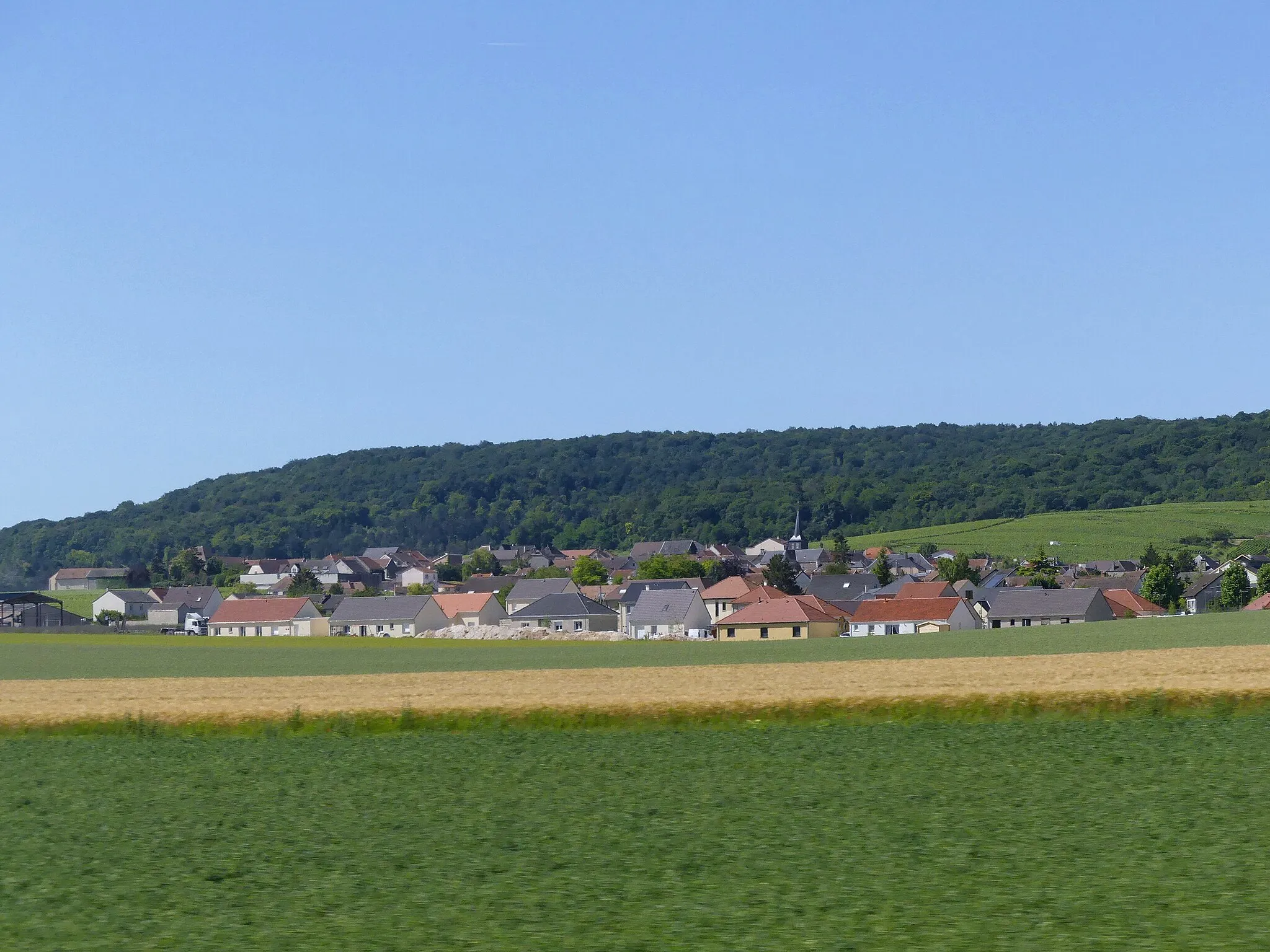 Photo showing: Sight, from the high speed railway line from Paris to Strasbourg, of Villers-Marmery village, in Marne, France.