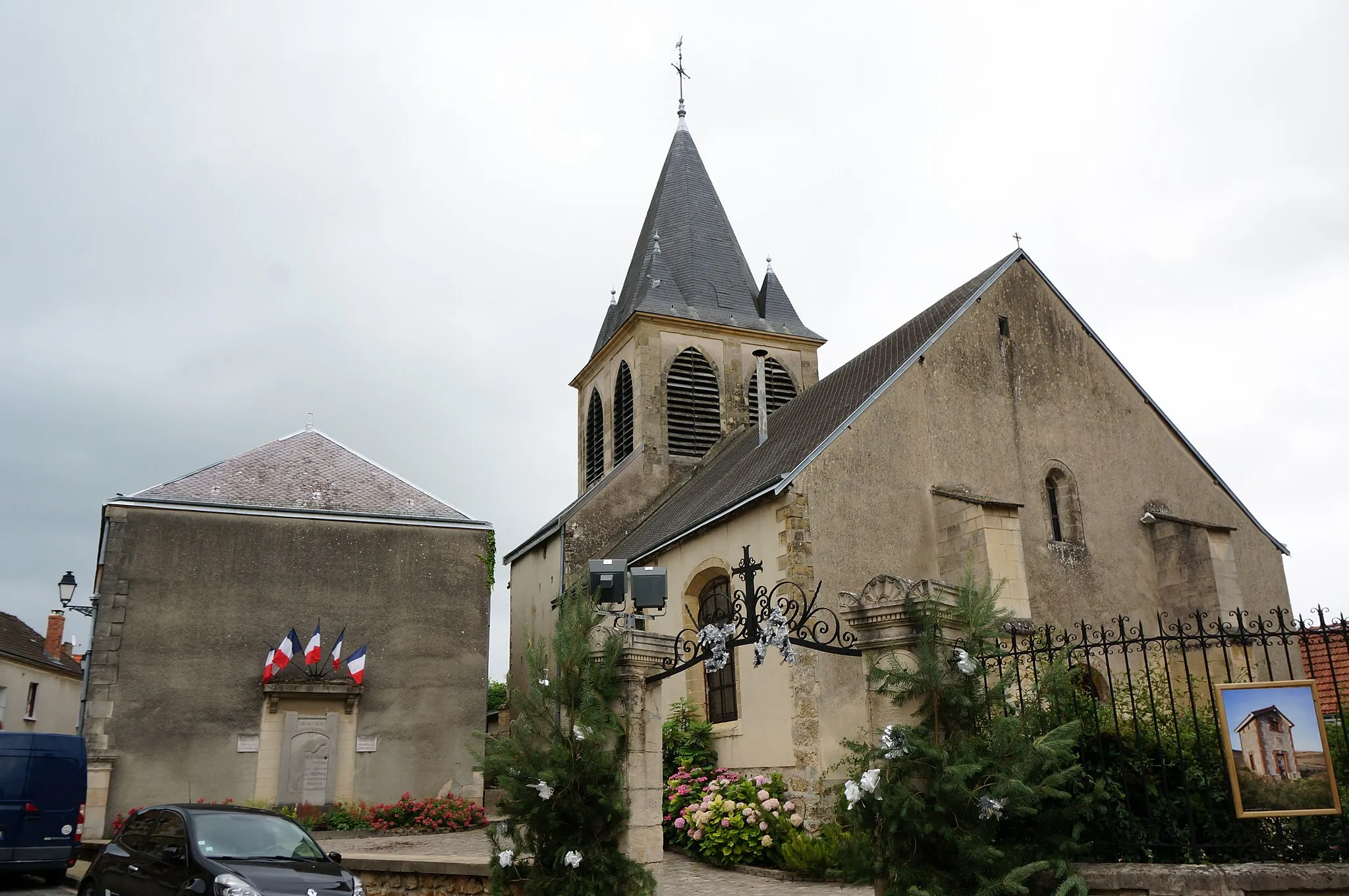 Photo showing: l'Église_l'église et le monument_aux_morts de Trépail.