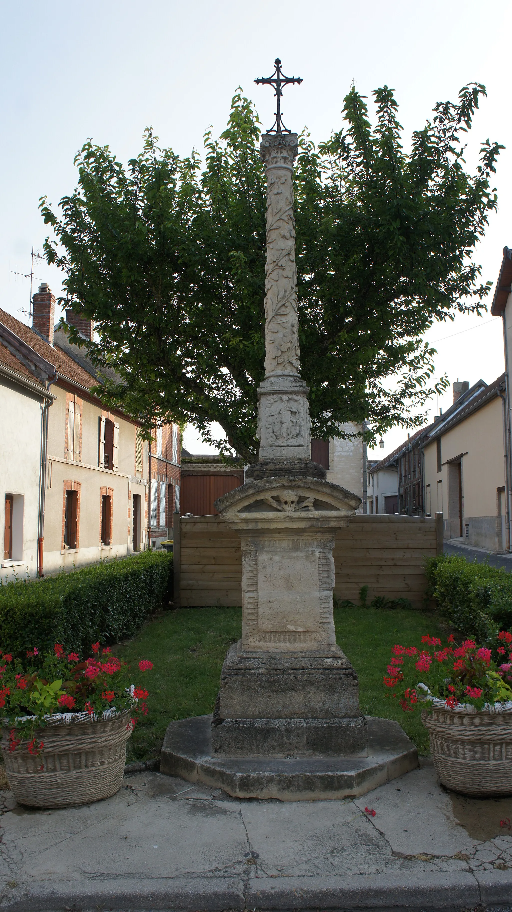 Photo showing: vue de la colonne sur la place du marché .