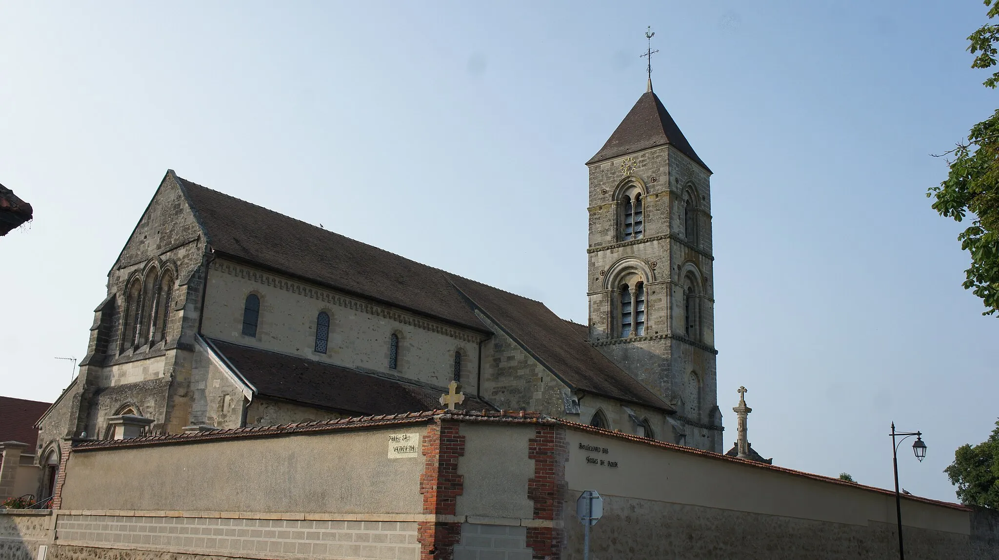 Photo showing: église de Ambonnay et son cimetière .