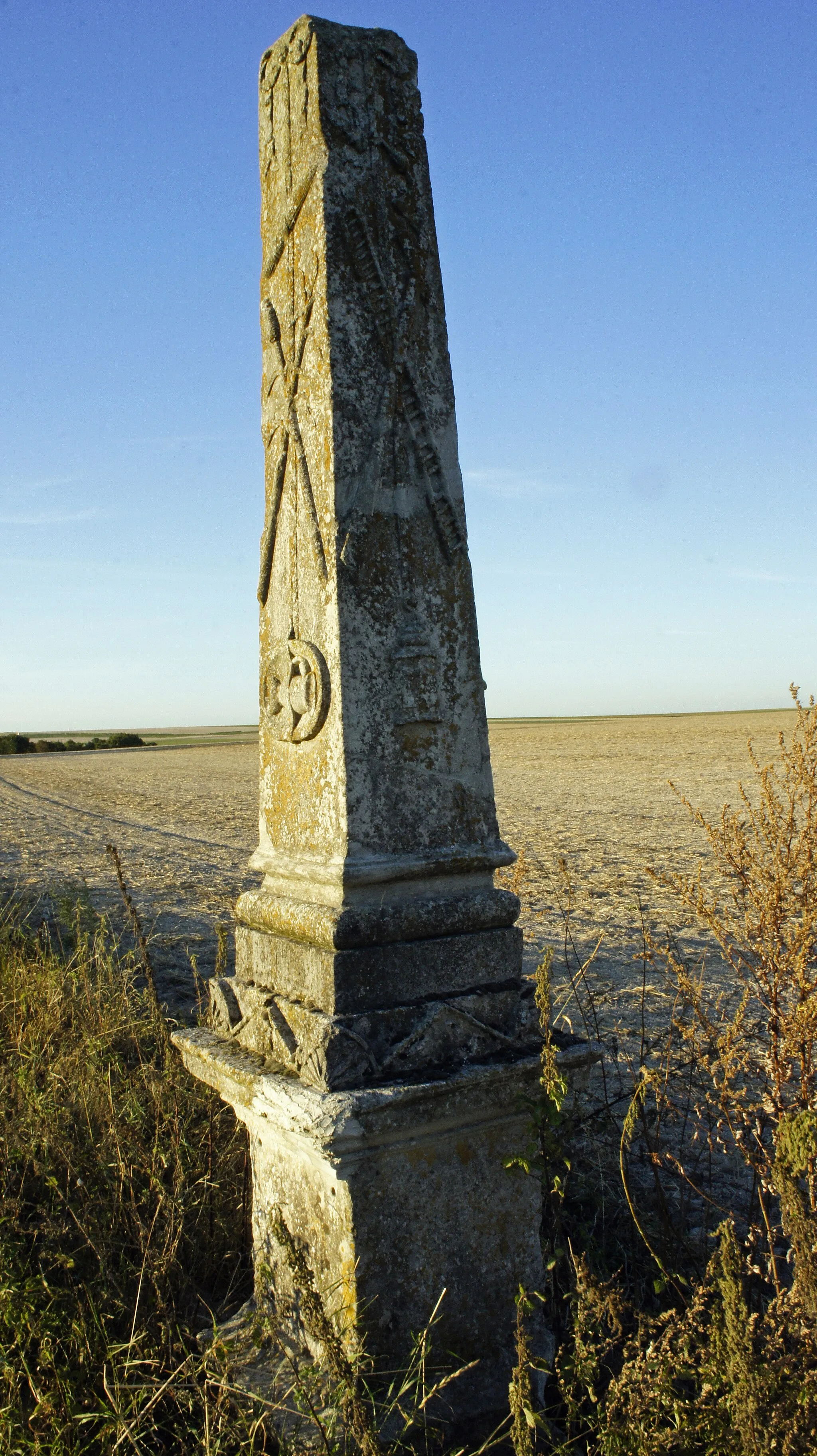 Photo showing: Monument aux morts sur la commune le long de la N44.