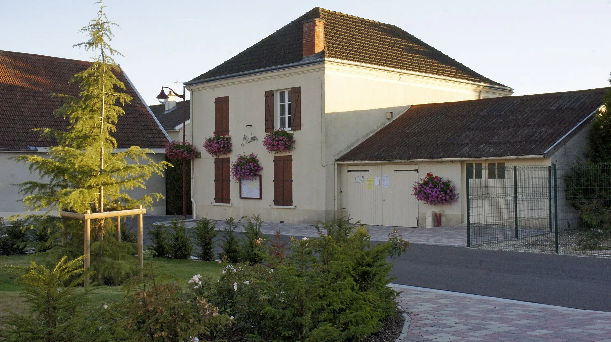 Photo showing: Mairie Grandes Loges