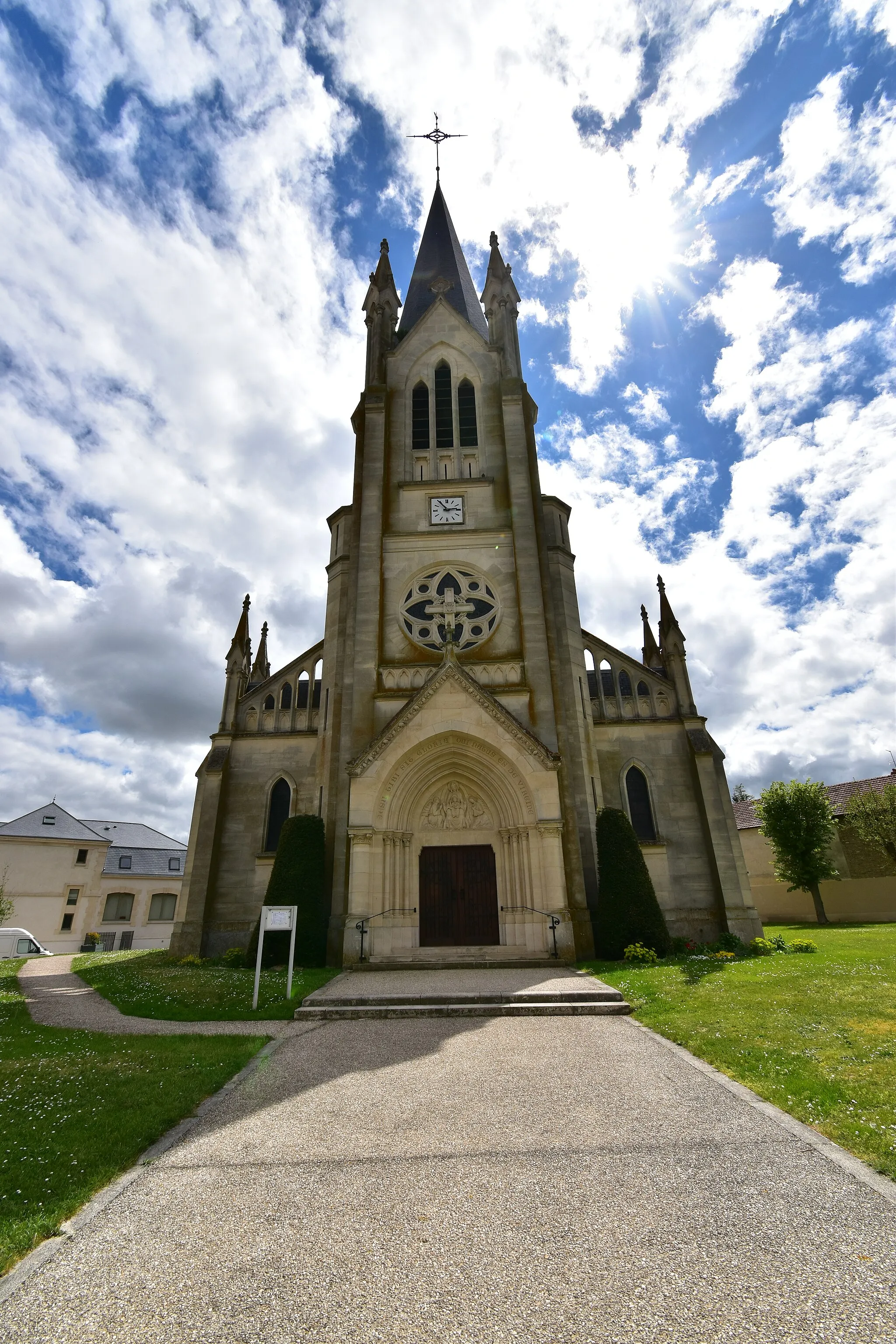 Photo showing: L'église Saint-Timothée-et-Saint-Apollinaire de Gueux dans la Marne.