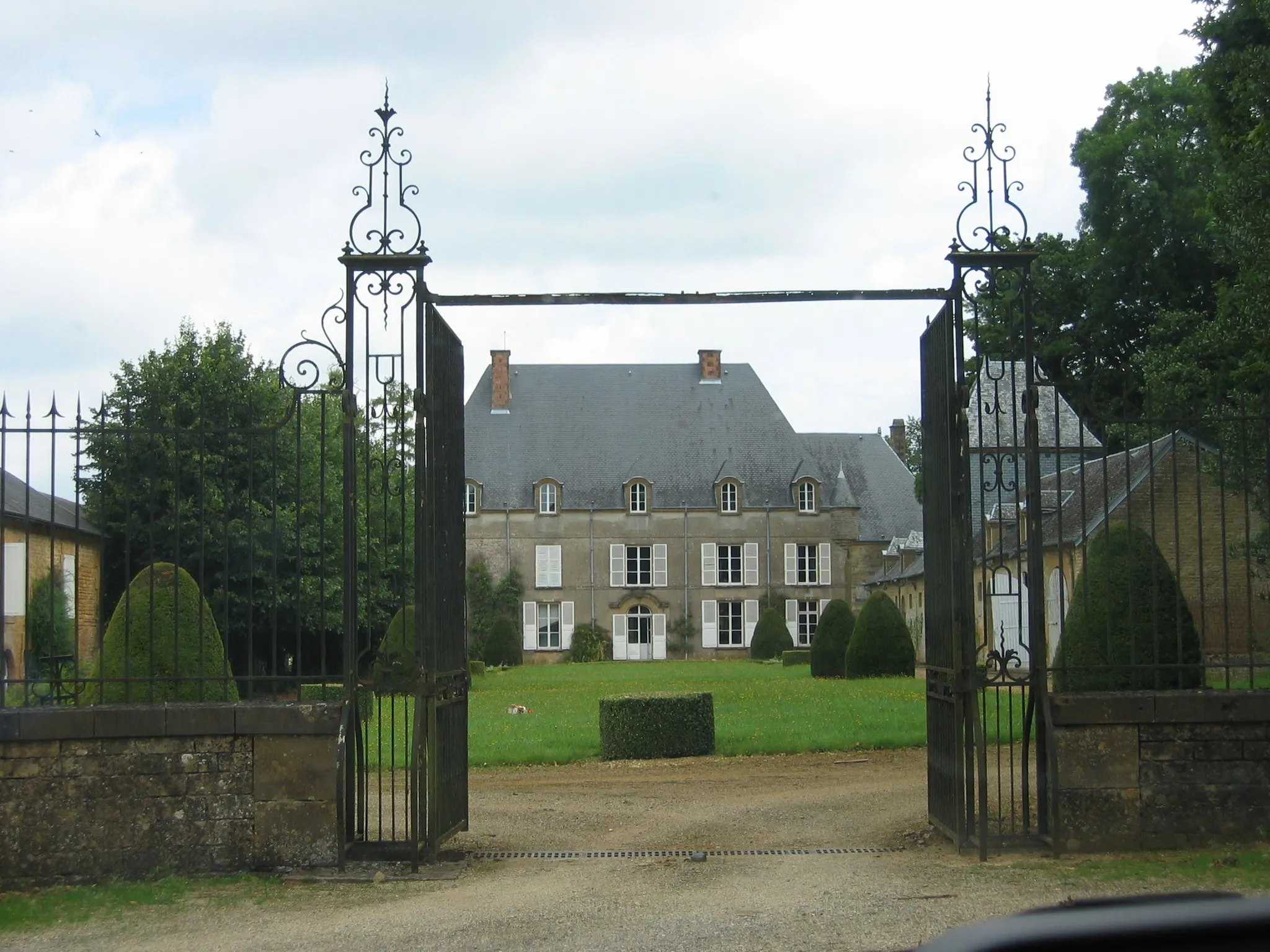 Photo showing: This building is inscrit au titre des monuments historiques de la France. It is indexed in the base Mérimée, a database of architectural heritage maintained by the French Ministry of Culture, under the reference PA00078554 .