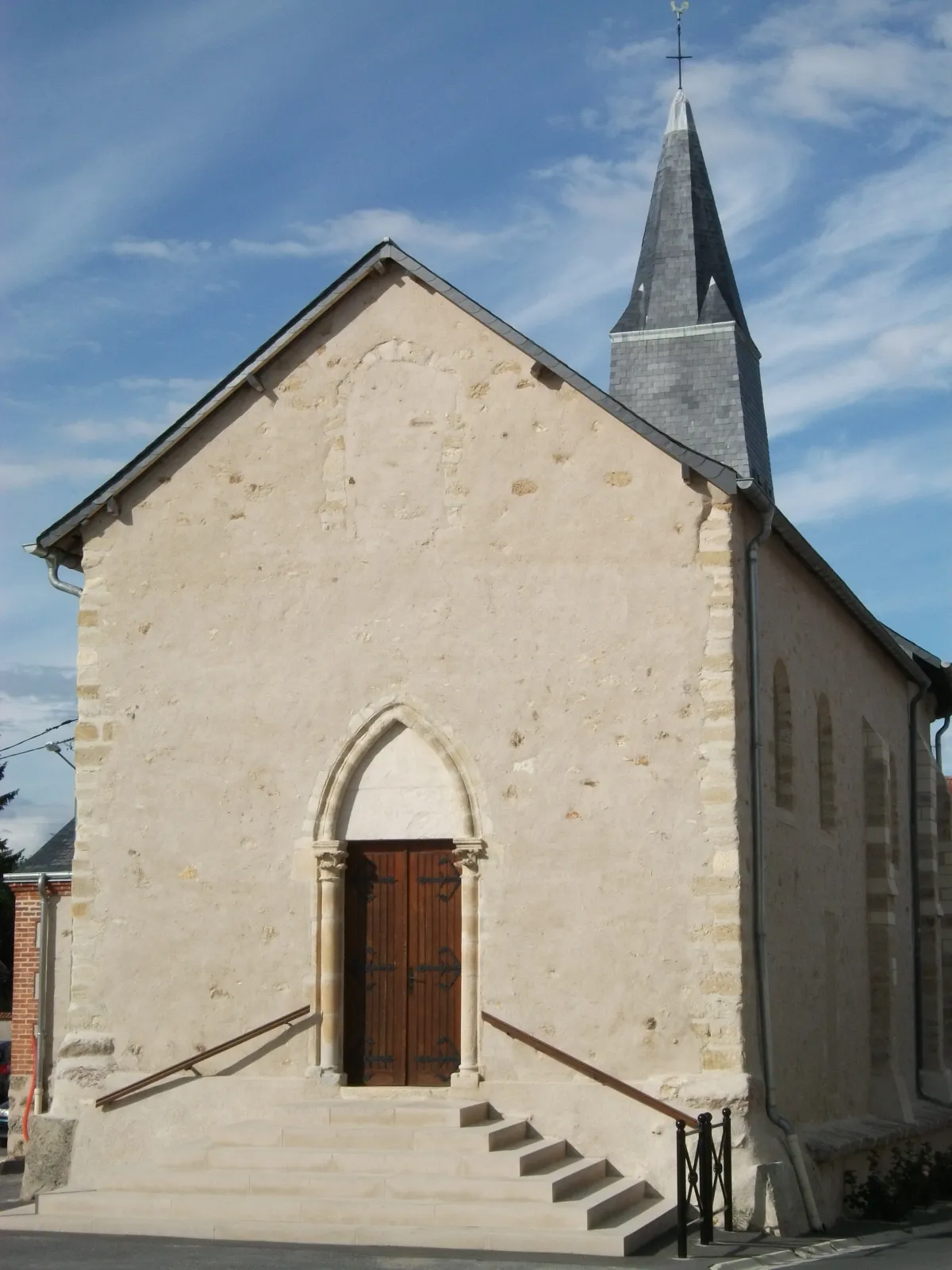 Photo showing: porche d'entrée de l'église St-Etienne de Trois-Puits.