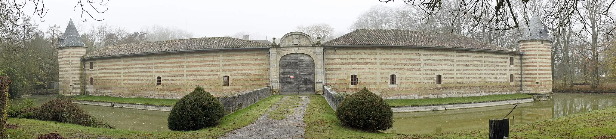 Photo showing: La porte d'entrée , les douves et le mur d'enceinte du Chateau Braux ste Cohière.