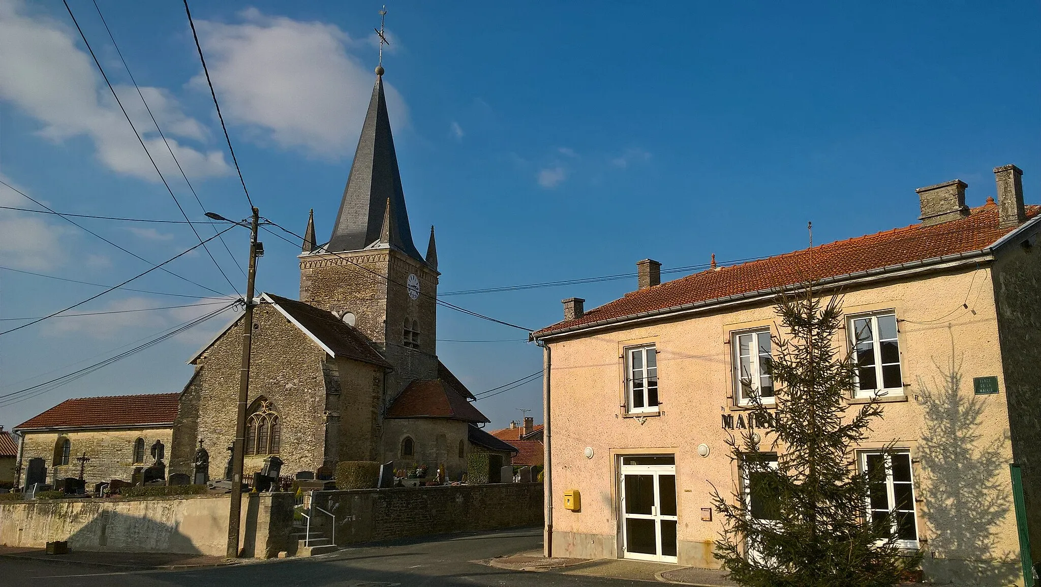 Photo showing: Blumeray, la mairie et l'église.