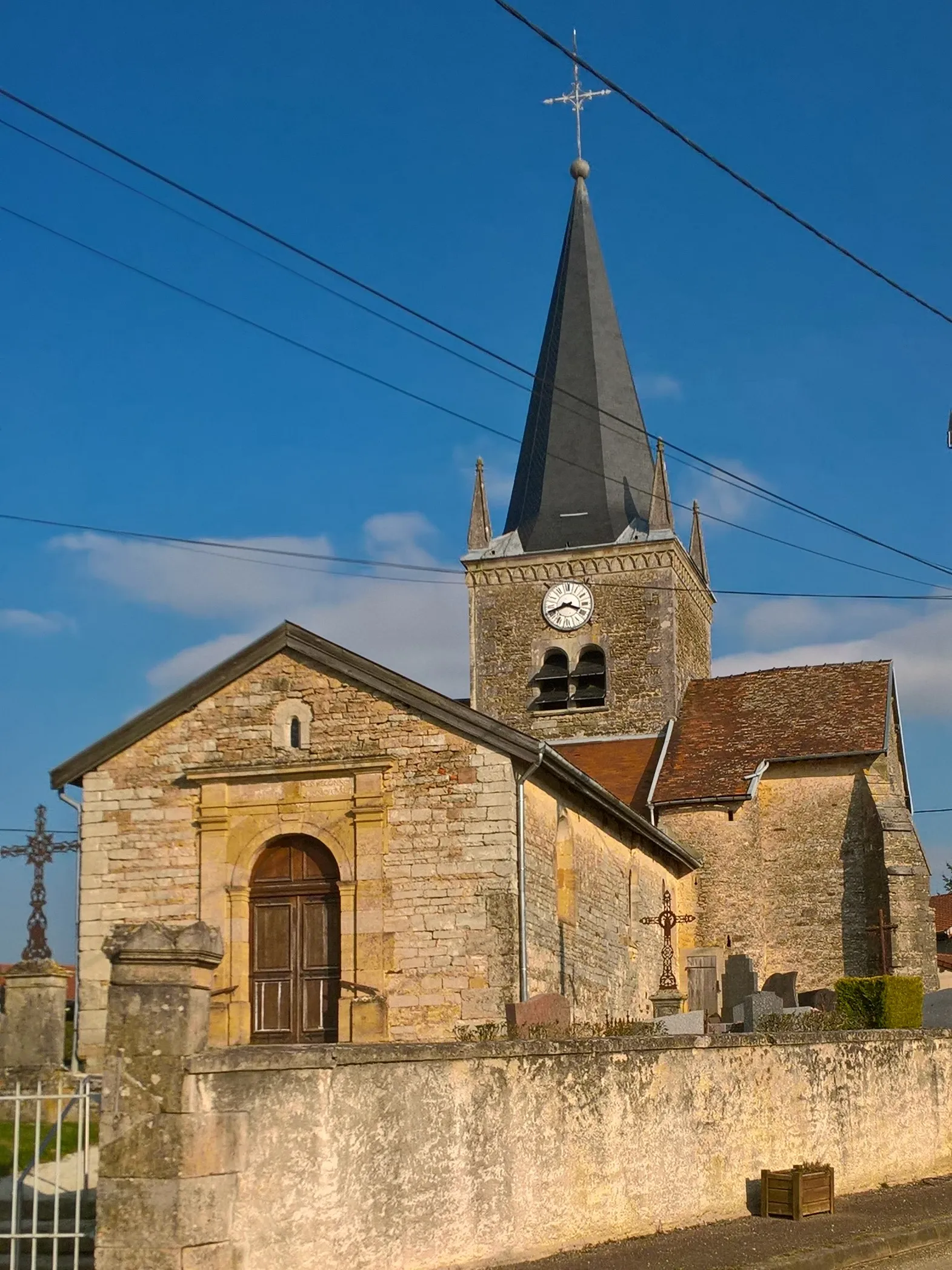 Photo showing: Blumeray, l'église côté ouest.