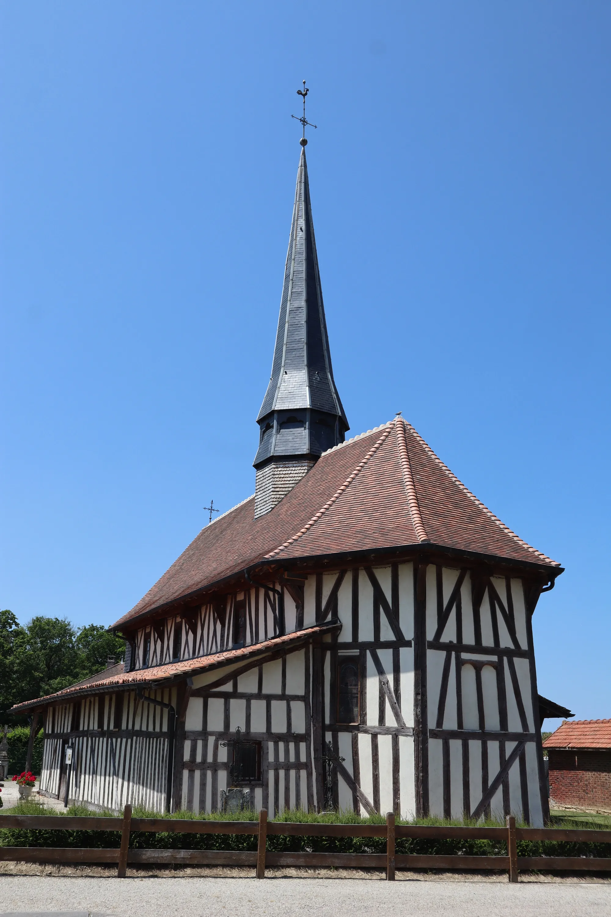 Photo showing: Extérieur de l'église de l'Exaltation-de-la-Sainte-Croix de Bailly-le-Franc (10).