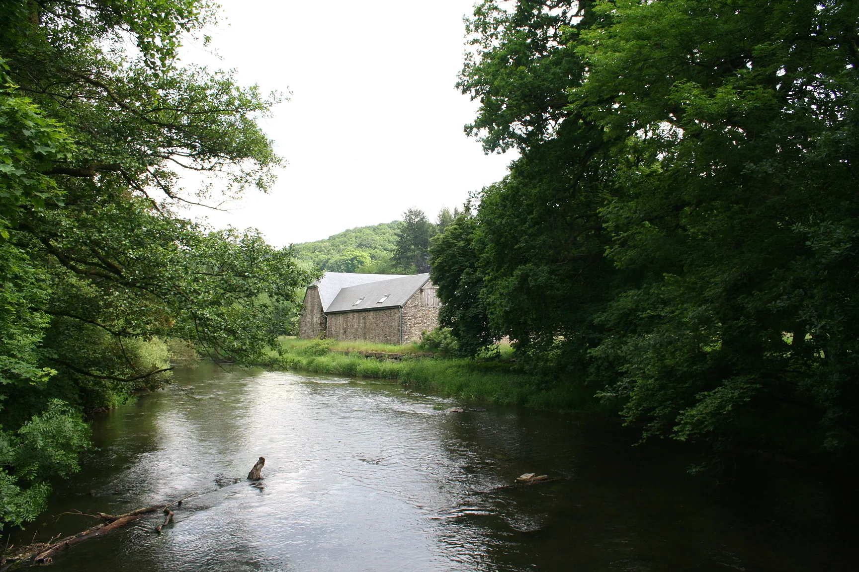 Photo showing: Daverdisse (Belgium), the Lesse river and the Mohimont farm where the prince Pierre Bonaparte has lived (1838-1848).