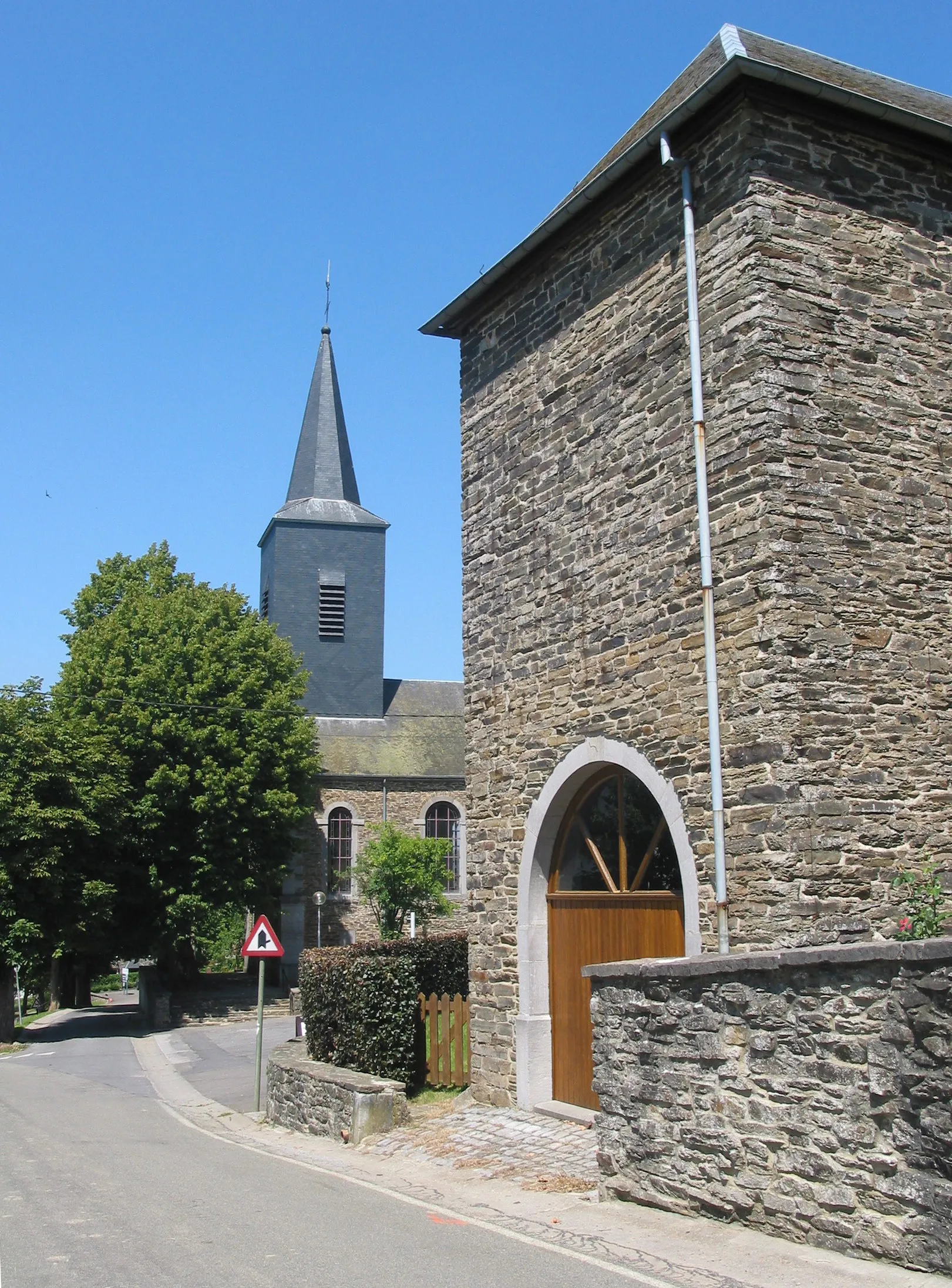 Photo showing: Daverdisse, Belgium: neighbourhood of the church.