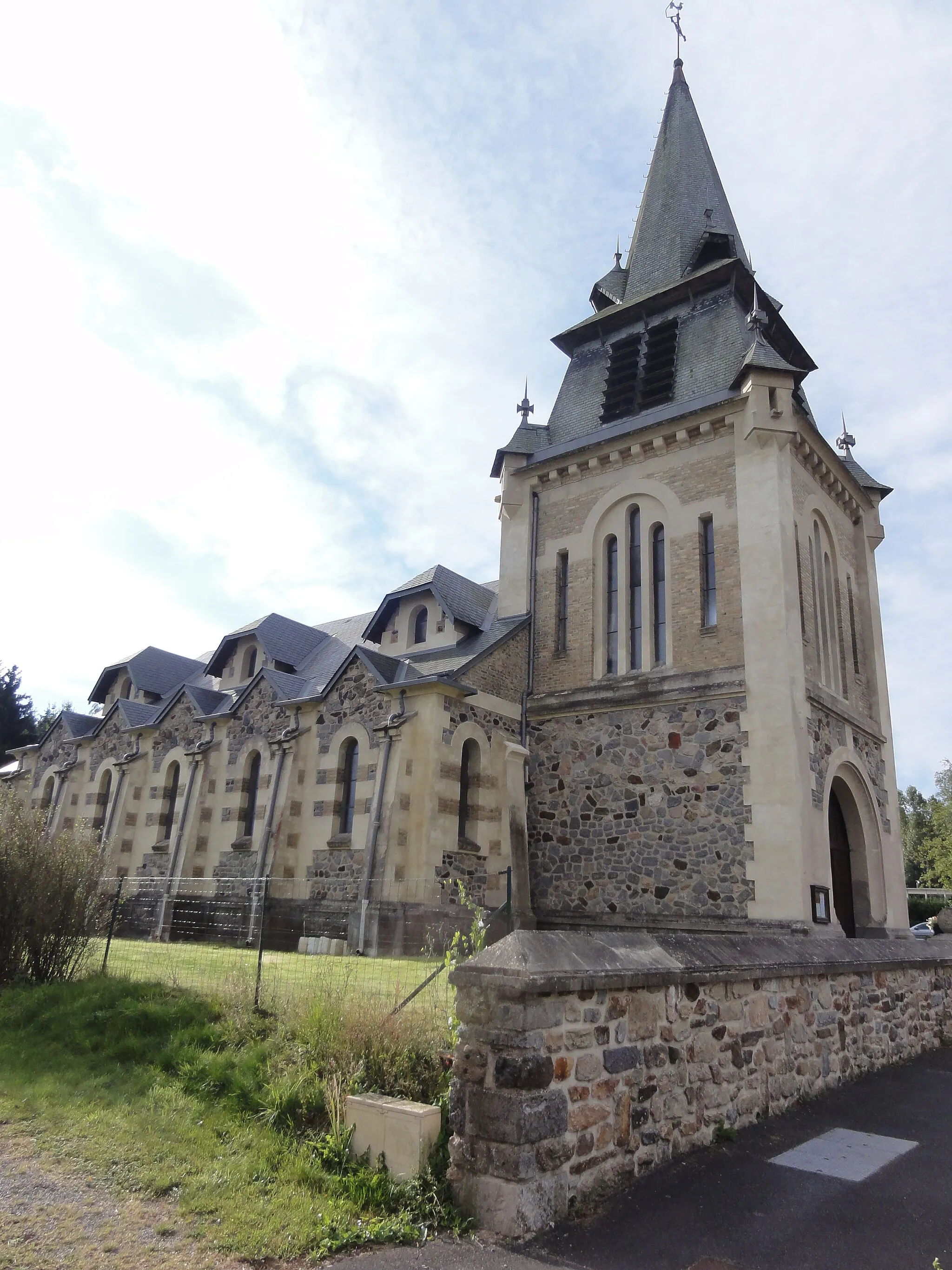 Photo showing: Gué-d'Hossus (Ardennes) église, vue du nord-ouest