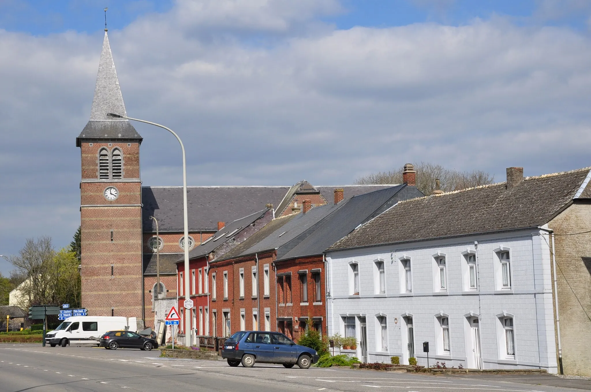 Photo showing: Main street in Cul-des-Sarts with the Saint Peter and Paul church (Couvin municipality, Namur Province, Belgium).