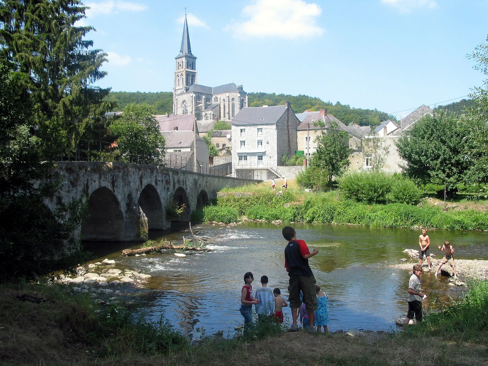 Photo showing: Treignes (Belgium), the old bridge on te Viroin river and the neighbourhood of the Saints Ruffin and Valère’s church  (1871-1872).