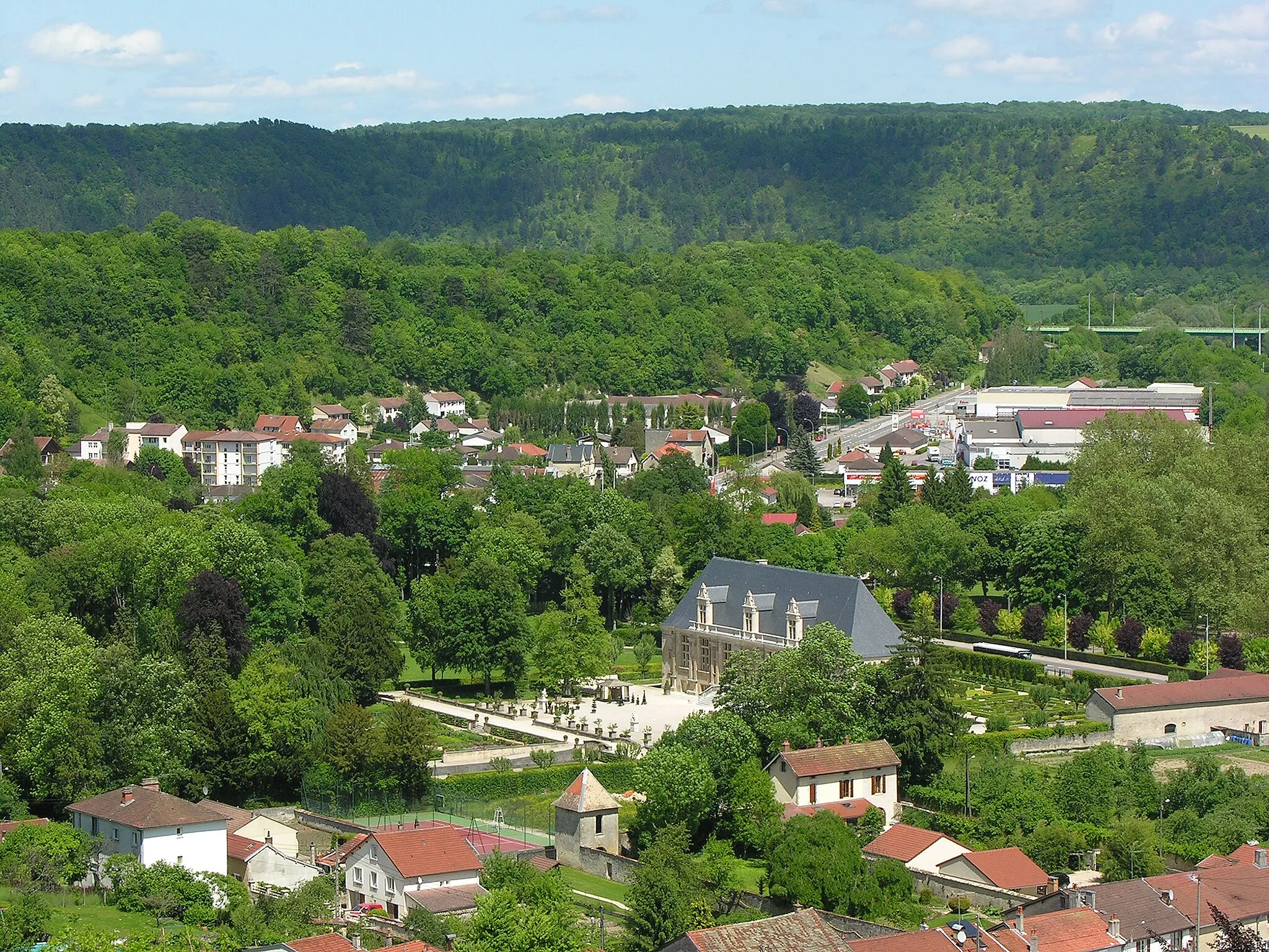 Photo showing: Vue sur le château du Grand Jardin depuis le site du château d'En-Haut